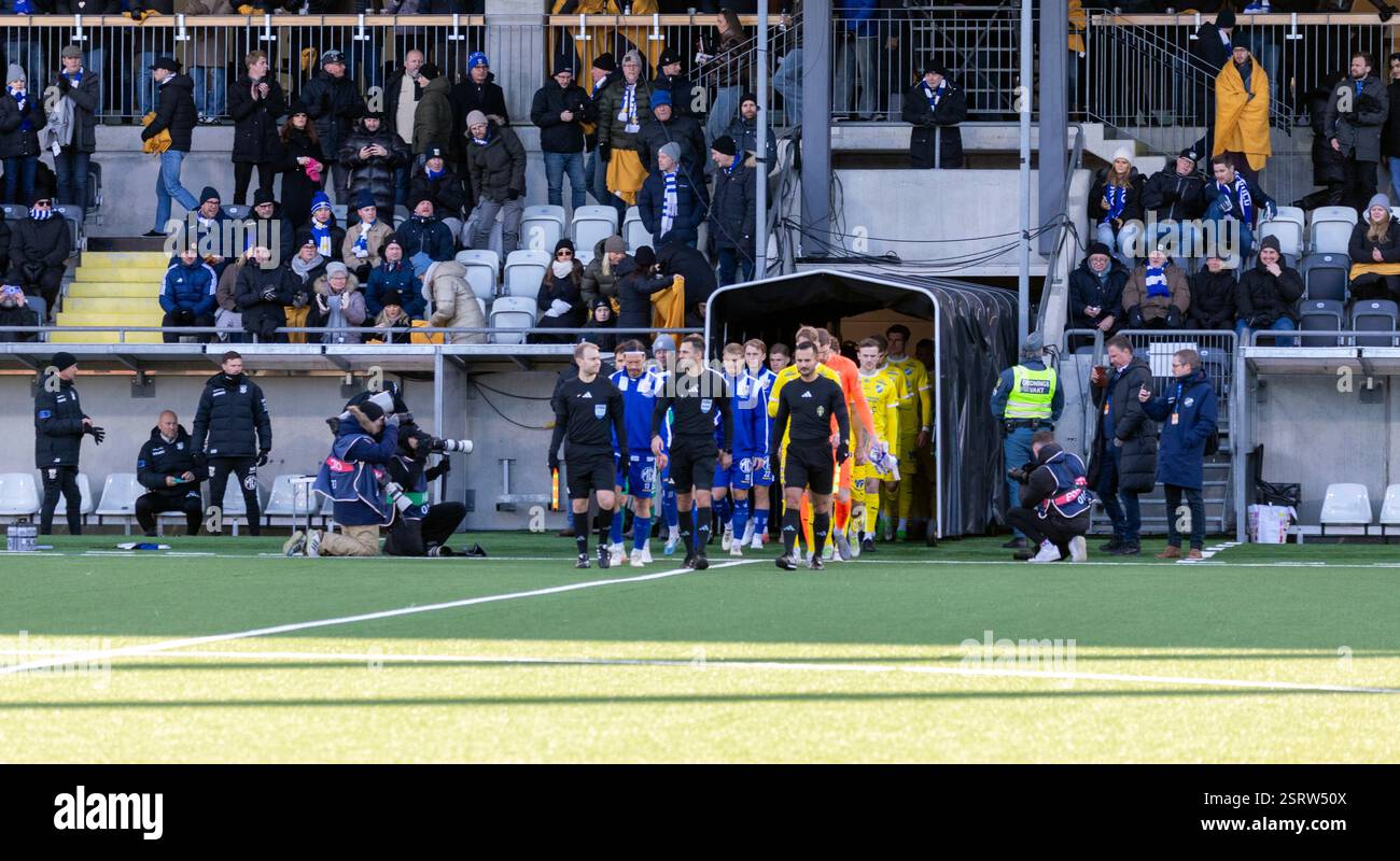 Gothenburg, Svezia. 16 febbraio 2025. Giocatori e arbitri prima del calcio d'inizio nella partita tra IFK Gothenburg e IK Oddevold alla Bravida Arena. Crediti: Per Ljung/Alamy Live News Foto Stock