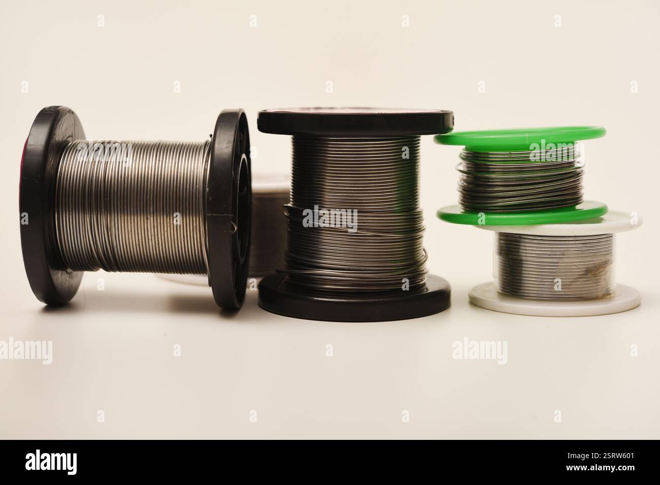 Bobine con saldatura. Saldatura per elettronica. Lega per saldatura al piombo-stagno. Foto Stock