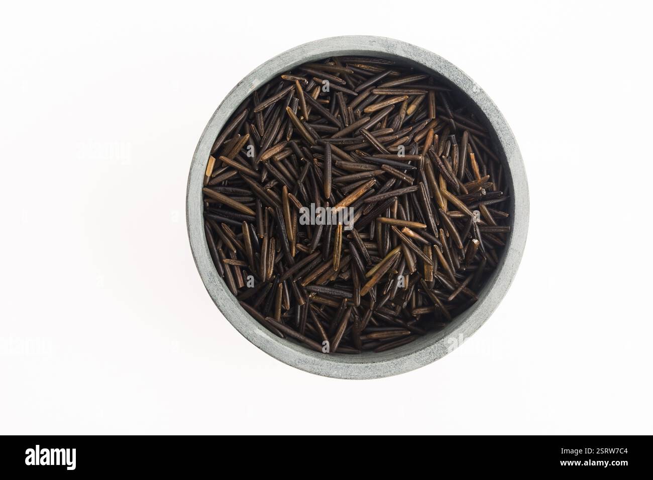 Riso selvatico in un recipiente di ceramica bianco Foto Stock