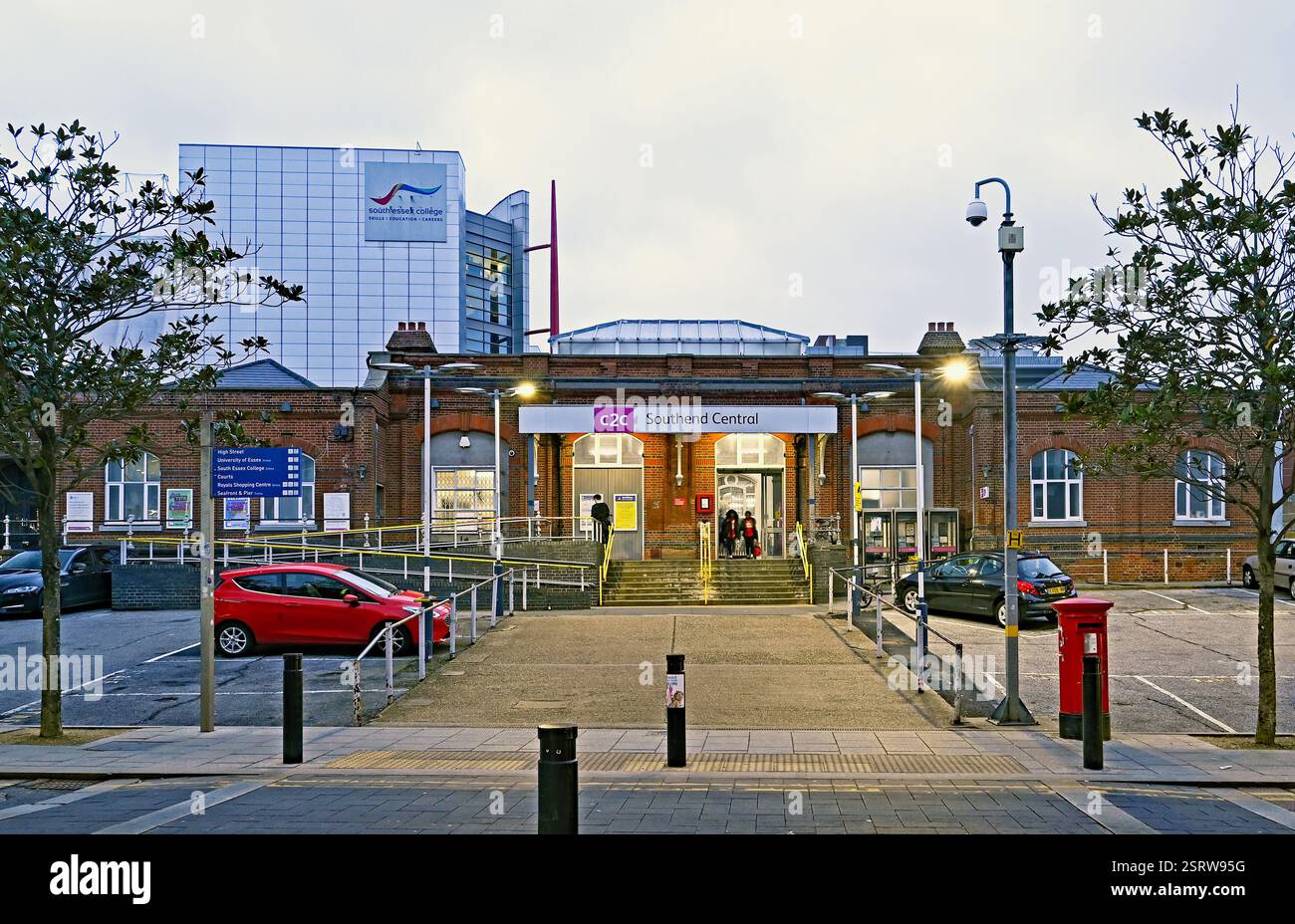 Southend Central Railway Station di notte, Southend on Sea, Inghilterra. REGNO UNITO. Da Fenchurch Street, Londra, a Shoeburyness, City of Southend. Foto Stock