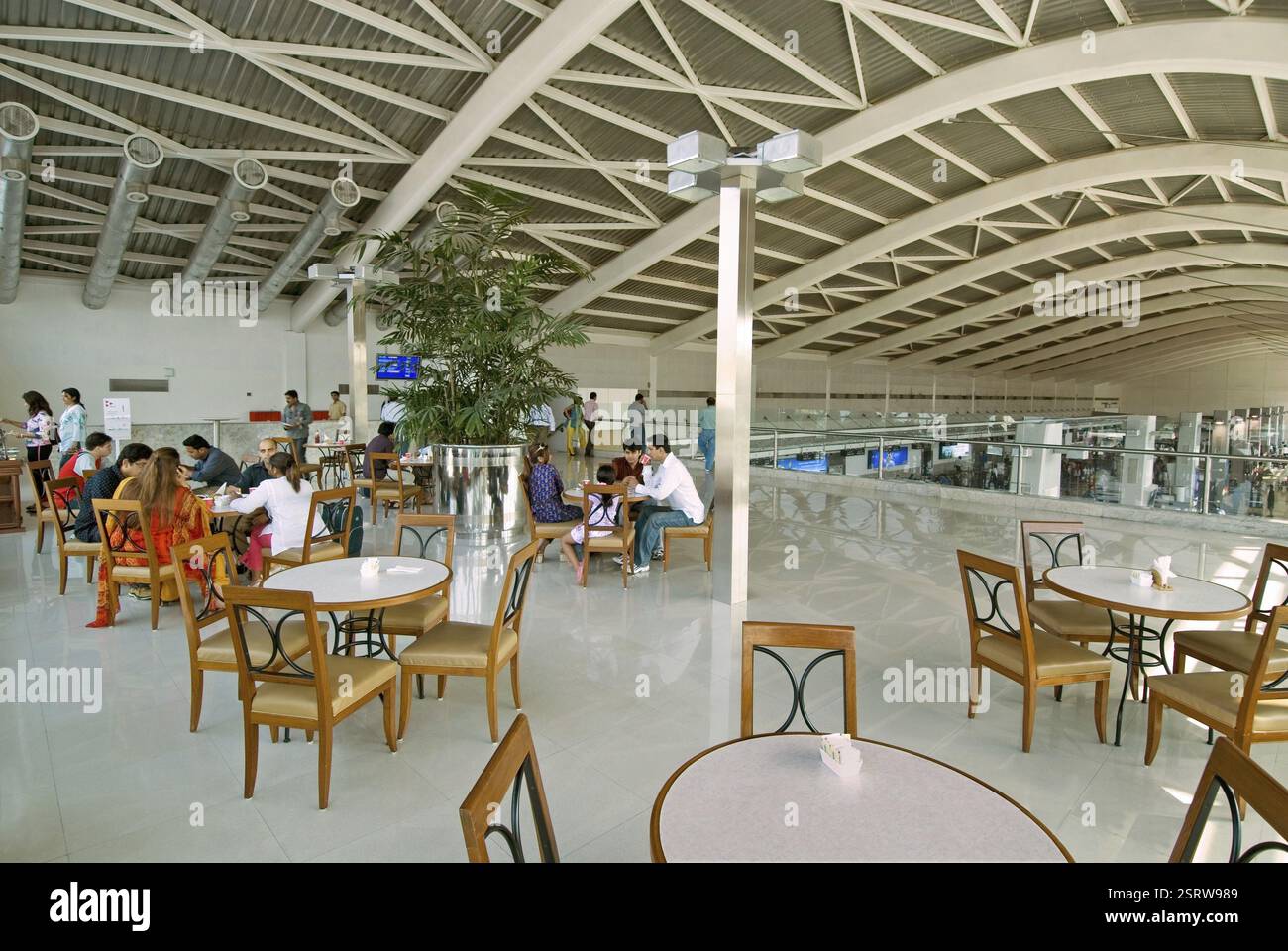 Passeggeri nella caffetteria dell'aeroporto internazionale chhatrapati shivaji, Santacruz, Bombay Mumbai, Maharashtra, India, Asia Foto Stock