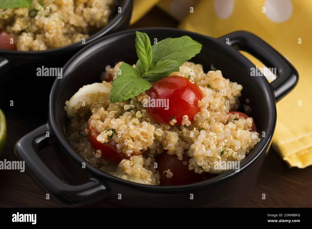 Tabulé Quinoa con pomodoro, cipolla, menta, prezzemolo e limone Foto Stock