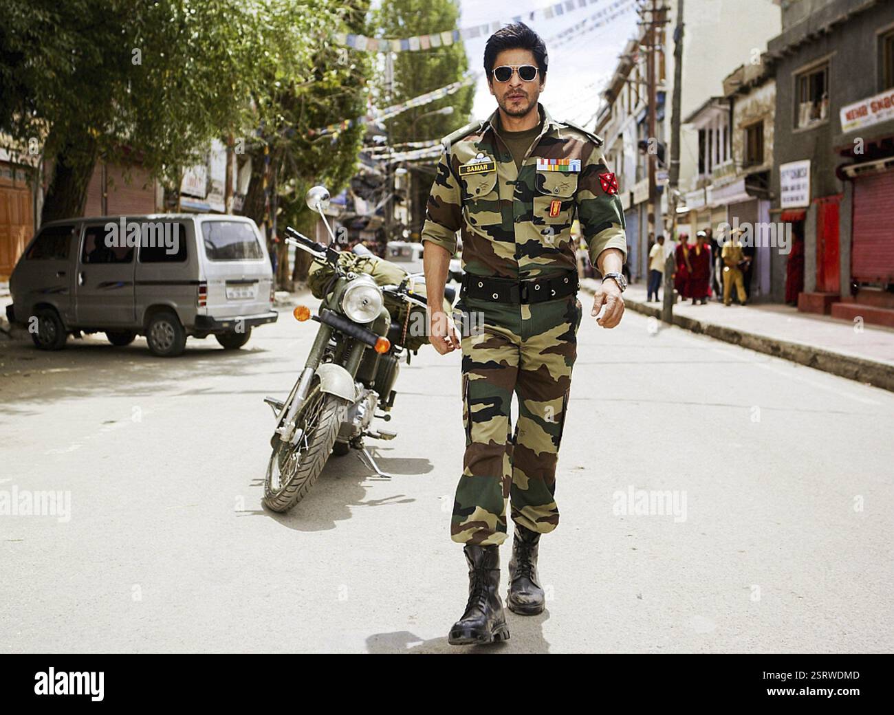 Attore di Bollywood Shahrukh Khan si vede un ufficiale dell'esercito prima occhiata handout foto rilasciata Yash Raj Films Agosto 24, 2012 Foto Stock