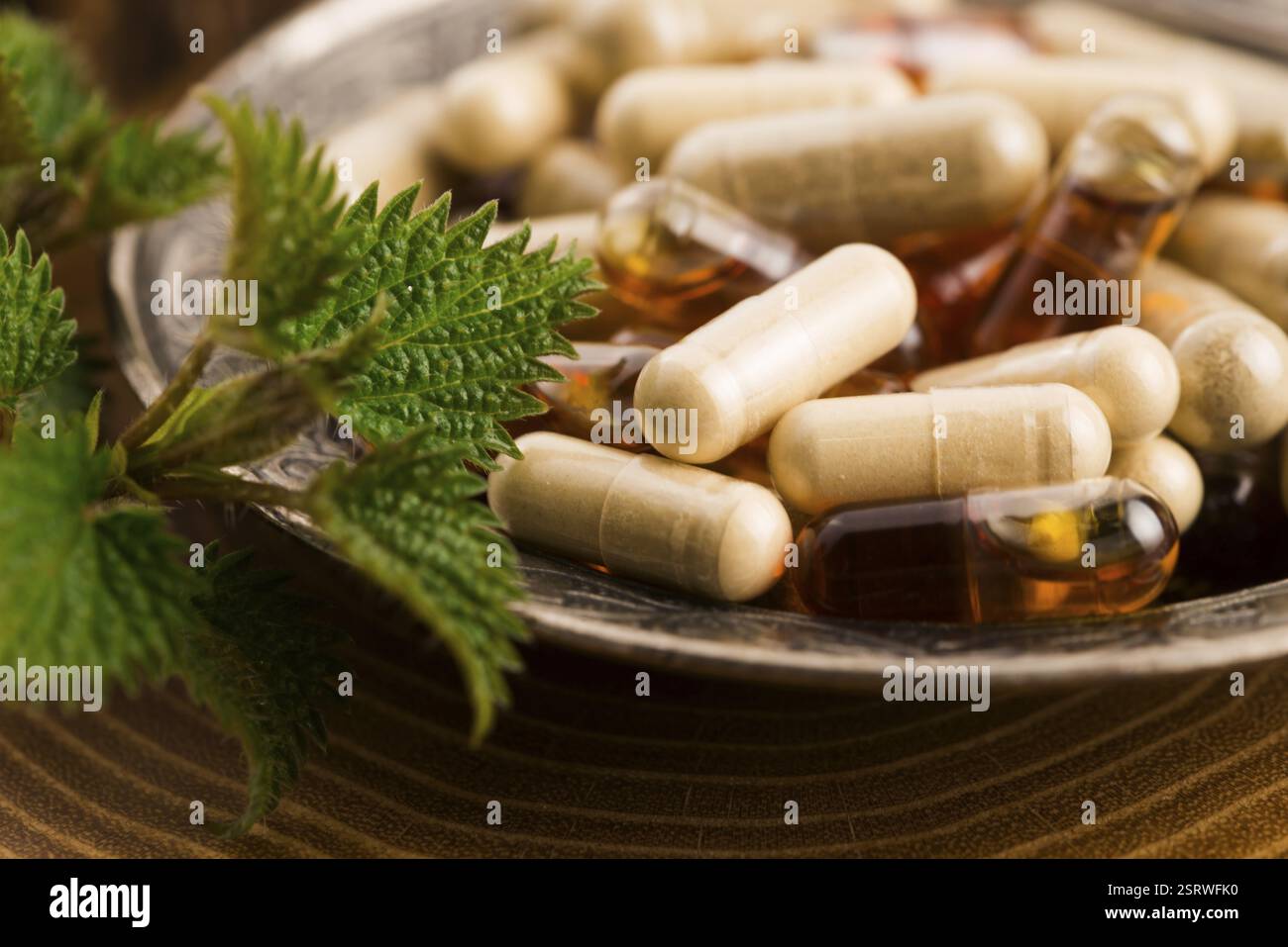 Pillole con erbe, macro Foto Stock