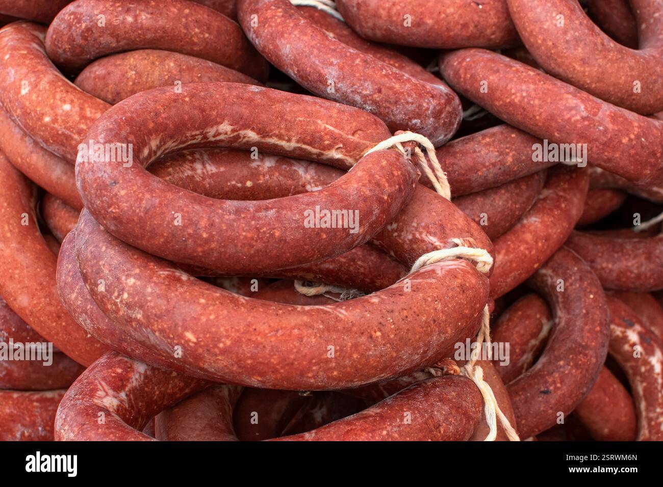 Salsicce essiccate in un mercato. Salsicce piccanti in stile turco. Sucuk Foto Stock