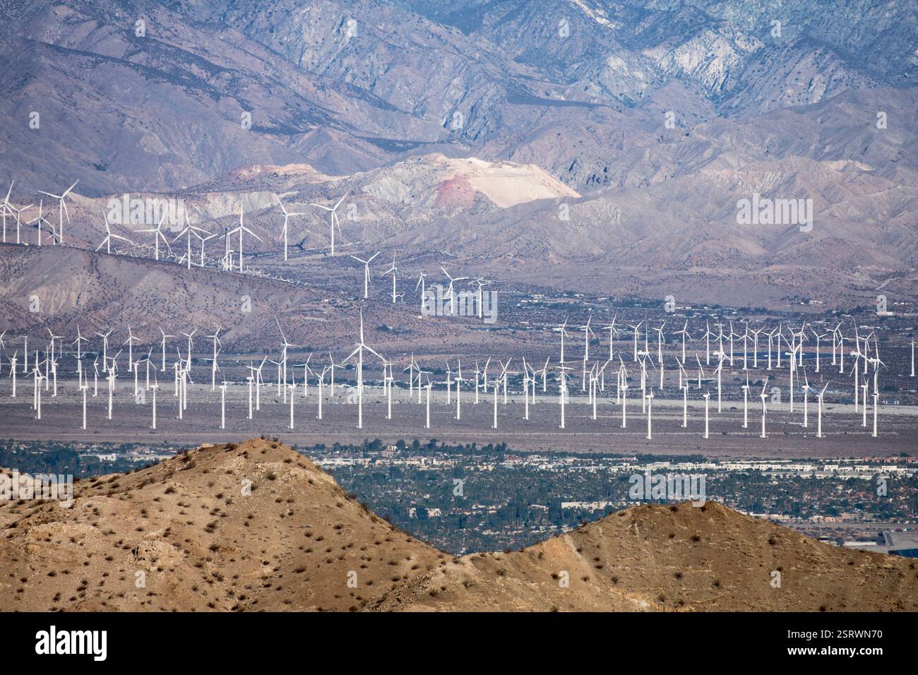 Torreggianti mulini a vento nel deserto nella Coachella Valley vicino a Palm Springs, California. Foto Stock
