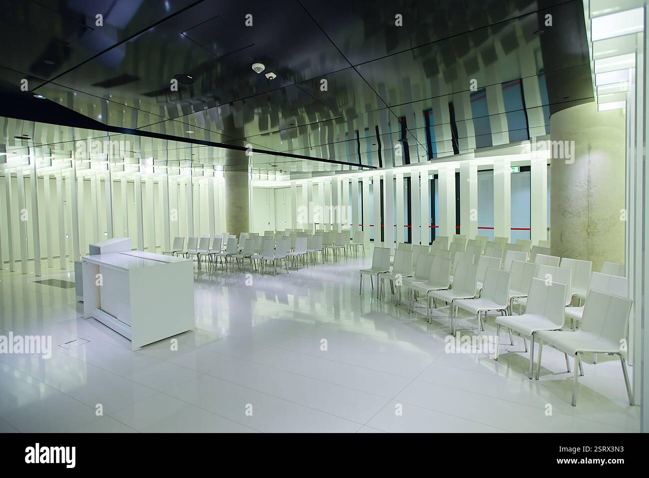 La luminosa e bianca cappella multireligiosa del PGE Narodowy offre un'atmosfera tranquilla, priva di simboli religiosi, aperta a tutti i credenti. Foto Stock