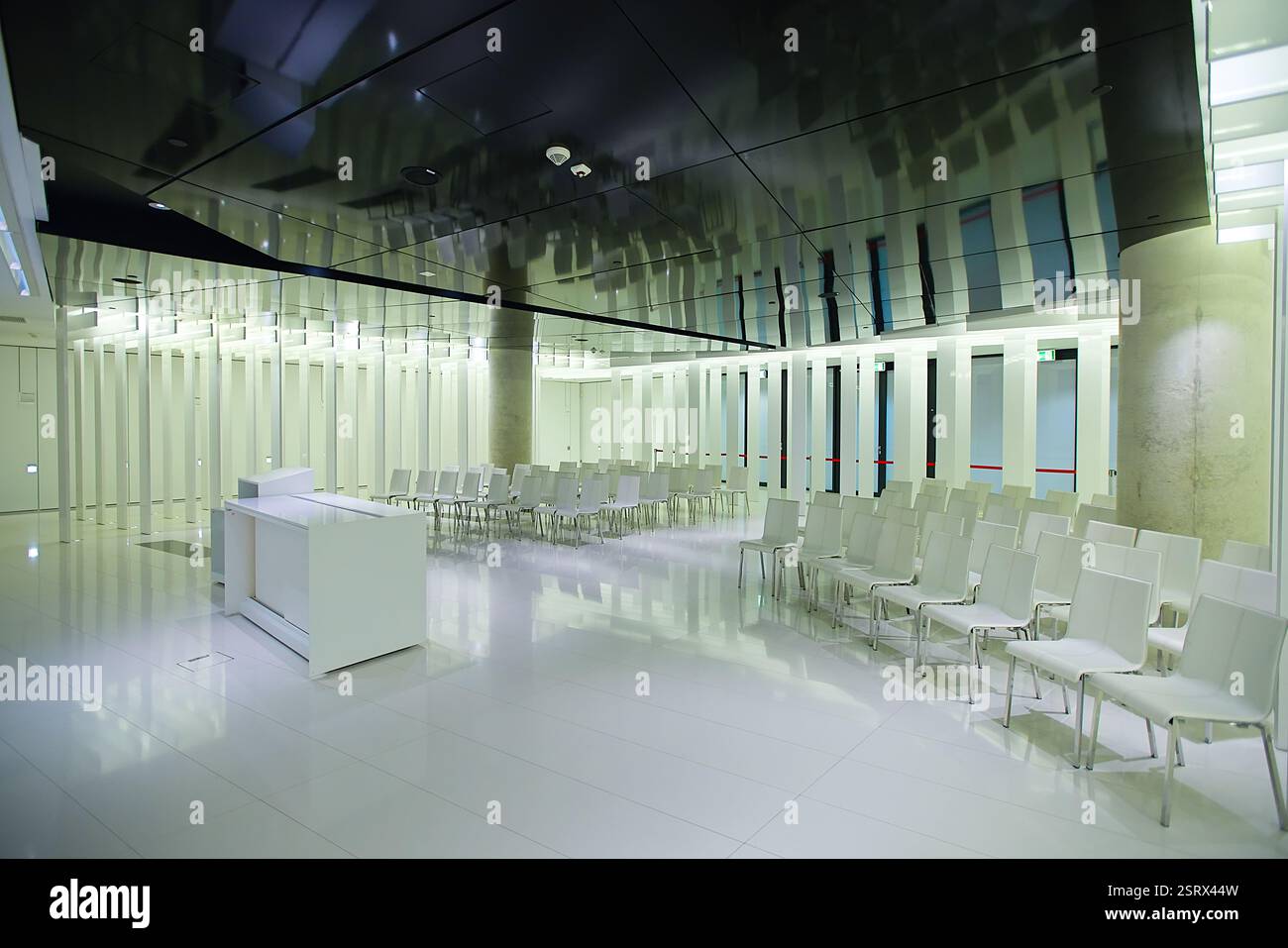 La cappella interreligiosa del PGE Narodowy, Varsavia, è uno spazio bianco e neutro senza simboli religiosi, progettato per i fedeli di tutte le fedi. Foto Stock