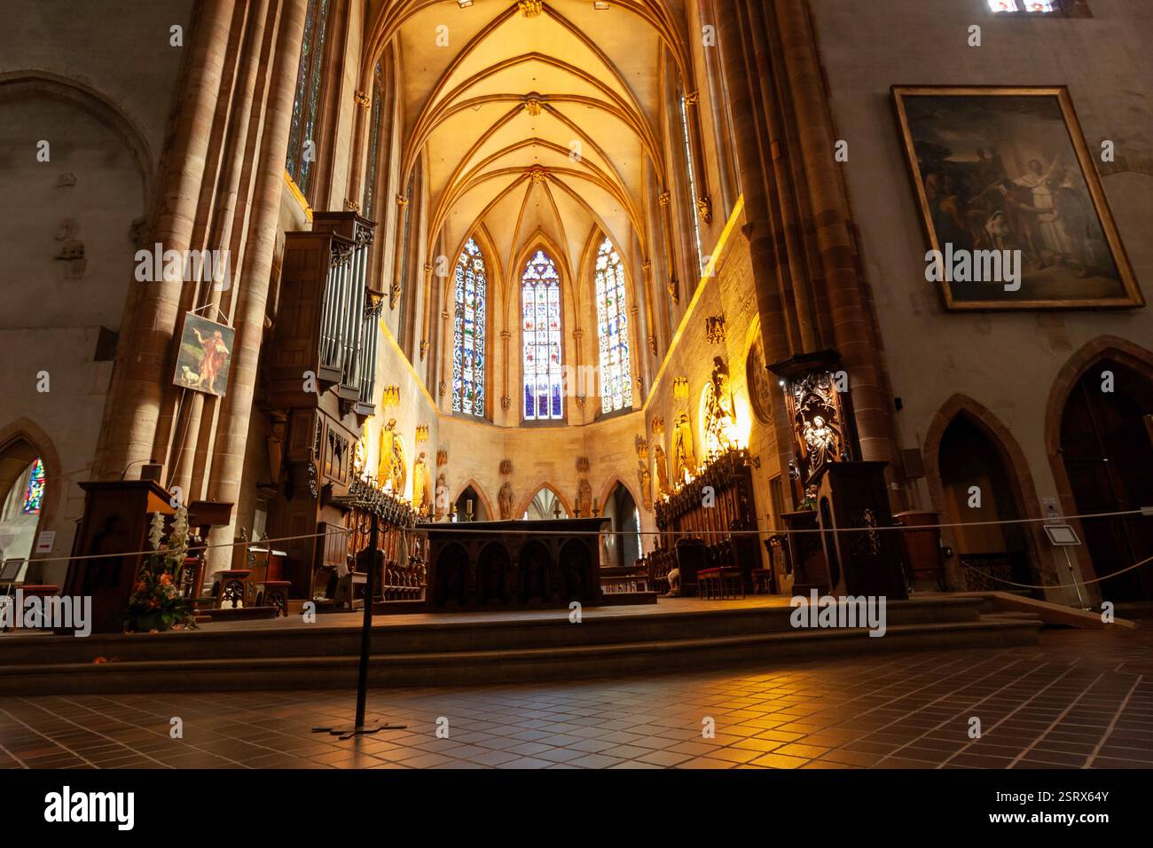 COLMAR, FRANCIA - 20 SETTEMBRE 2024: Interno della Collégiale Saint-Martin a Colmar, Francia Foto Stock