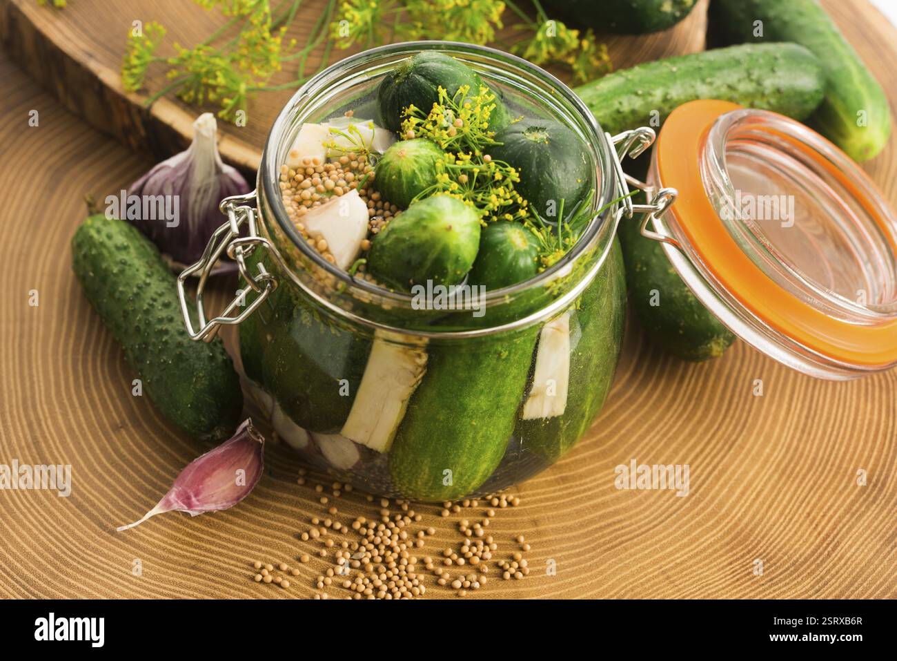 Vista dettagliata del decapaggio fresco cetrioli Foto Stock