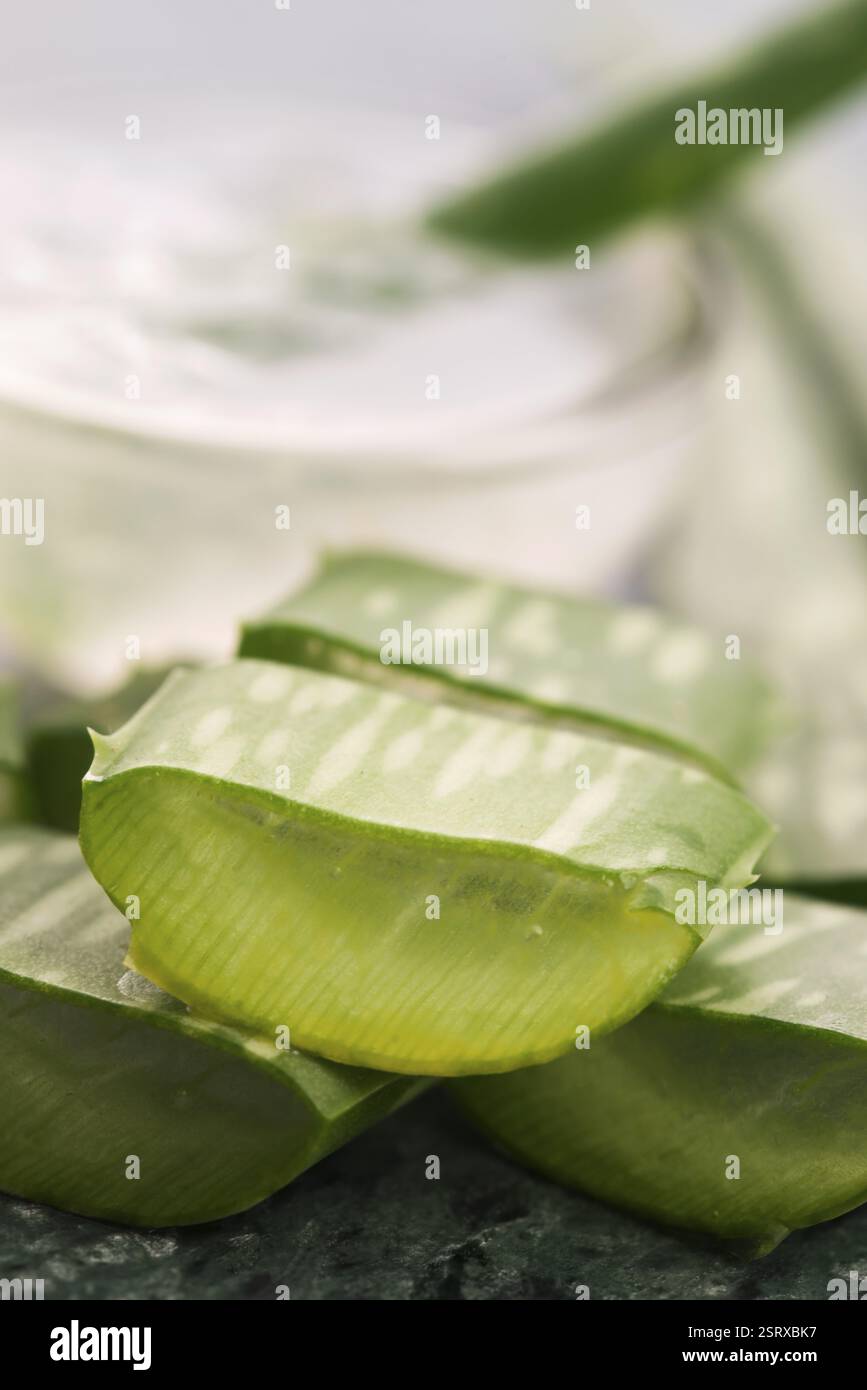 Succo di aloe vera con foglie fresche Foto Stock