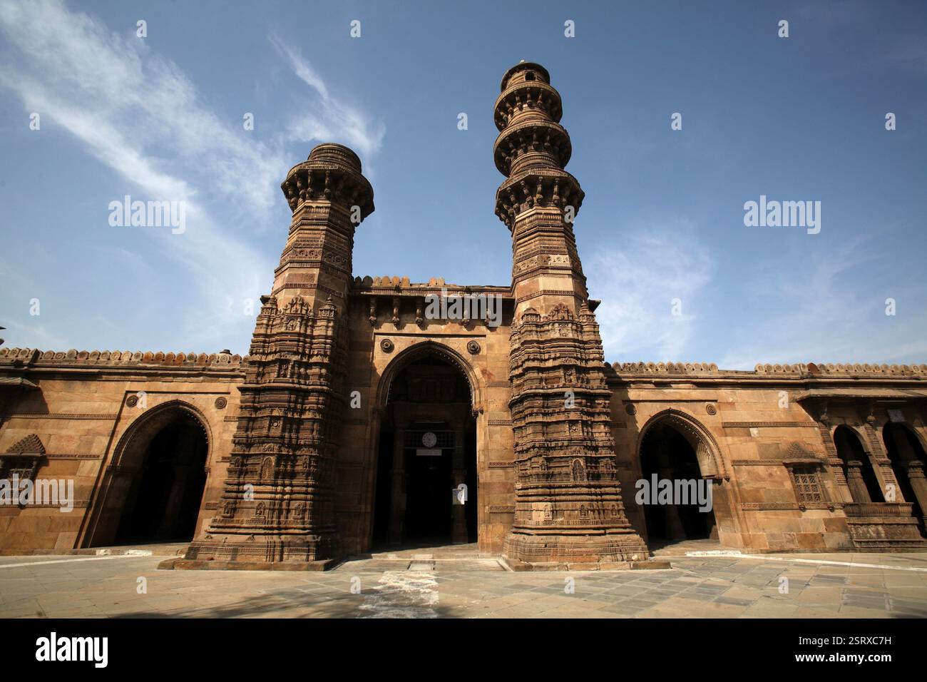 Cinquecentosettantuno anni fa, minareti della moschea Bibiji ad Ahmedabad, Gujarat, India Foto Stock