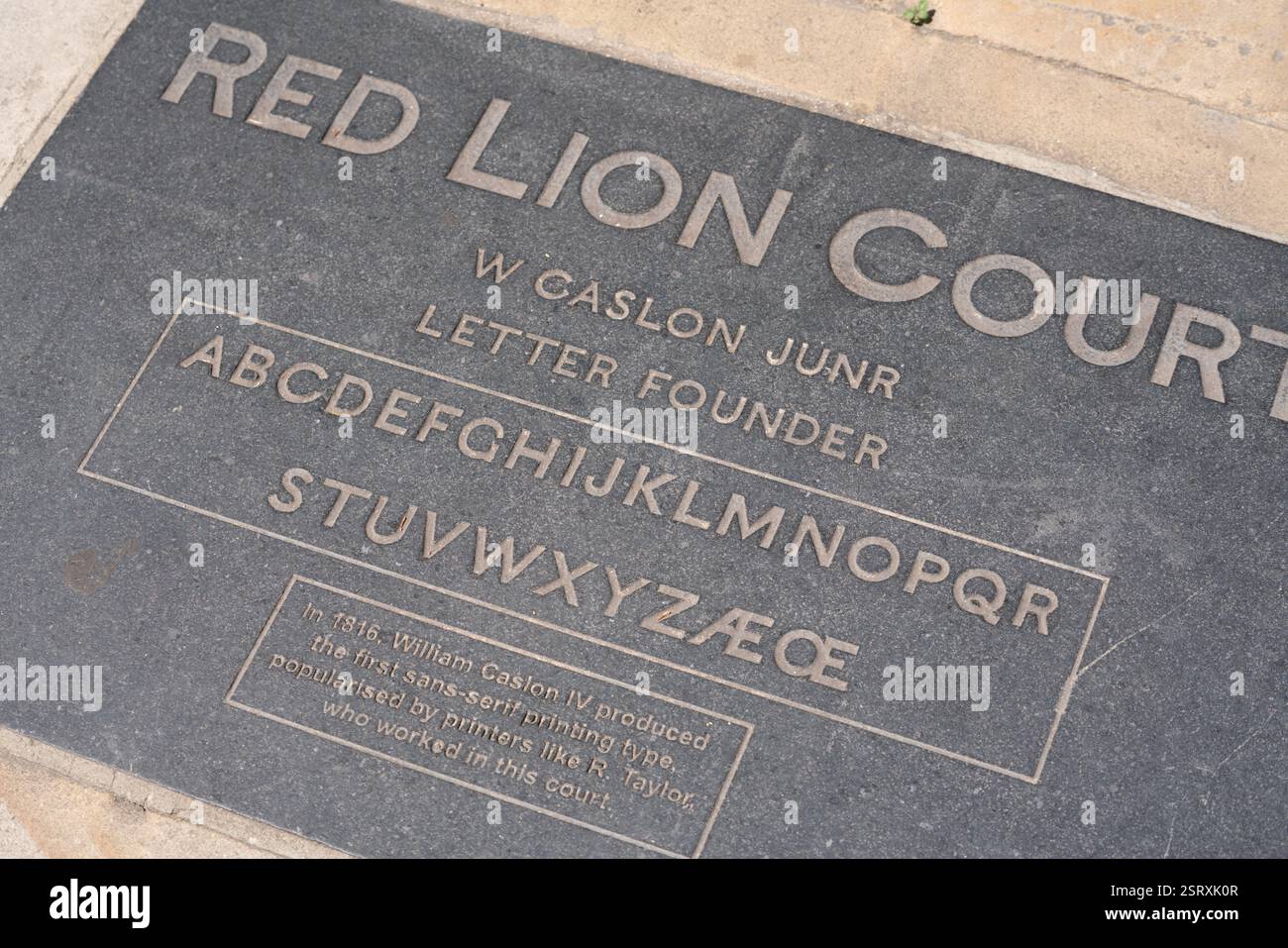 Targa a Red Lion Court, Londra, in commemorazione del carattere sans-serif di William Caslon IV del 1816. Foto Stock