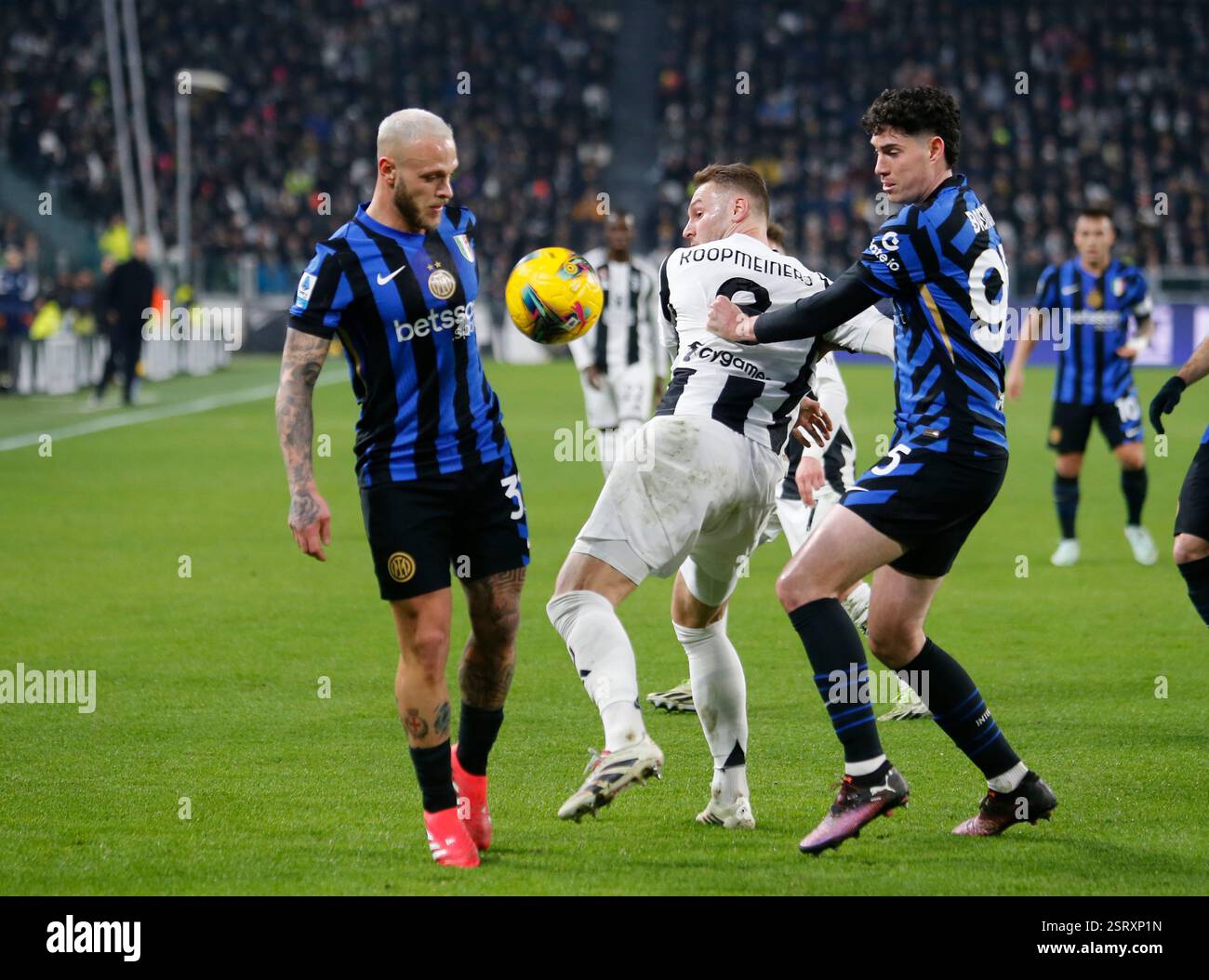 Torino, Italia. 16 febbraio 2025. Federico Dimarco dell'Inter FC, Teun Koopmeiners della Juventus FC e Alessandro bastoni dell'Inter FC durante la stagione 2024/25-2025, partita di calcio tra Juventus FC e FC Inter allo stadio Allianz di Torino. Crediti: Nderim Kaceli/Alamy Live News Foto Stock Torino, Italia. 16 febbraio 2025. Federico Dimarco dell'Inter FC, Teun Koopmeiners della Juventus FC e Alessandro bastoni dell'Inter FC durante la stagione 2024/25-2025, partita di calcio tra Juventus FC e FC Inter allo stadio Allianz di Torino. Crediti: Nderim Kaceli/Alamy Live News Foto Stock