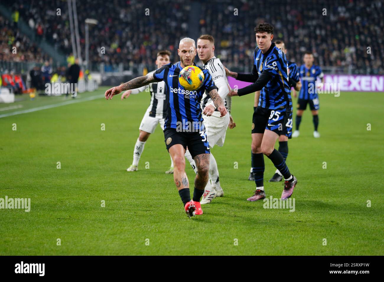 Torino, Italia. 16 febbraio 2025. Federico Dimarco dell'Inter FC durante la stagione 2024/25, partita di calcio tra Juventus FC e FC Inter il 16 febbraio 2025 allo stadio Allianz di Torino. Crediti: Nderim Kaceli/Alamy Live News Foto Stock Torino, Italia. 16 febbraio 2025. Federico Dimarco dell'Inter FC durante la stagione 2024/25, partita di calcio tra Juventus FC e FC Inter il 16 febbraio 2025 allo stadio Allianz di Torino. Crediti: Nderim Kaceli/Alamy Live News Foto Stock