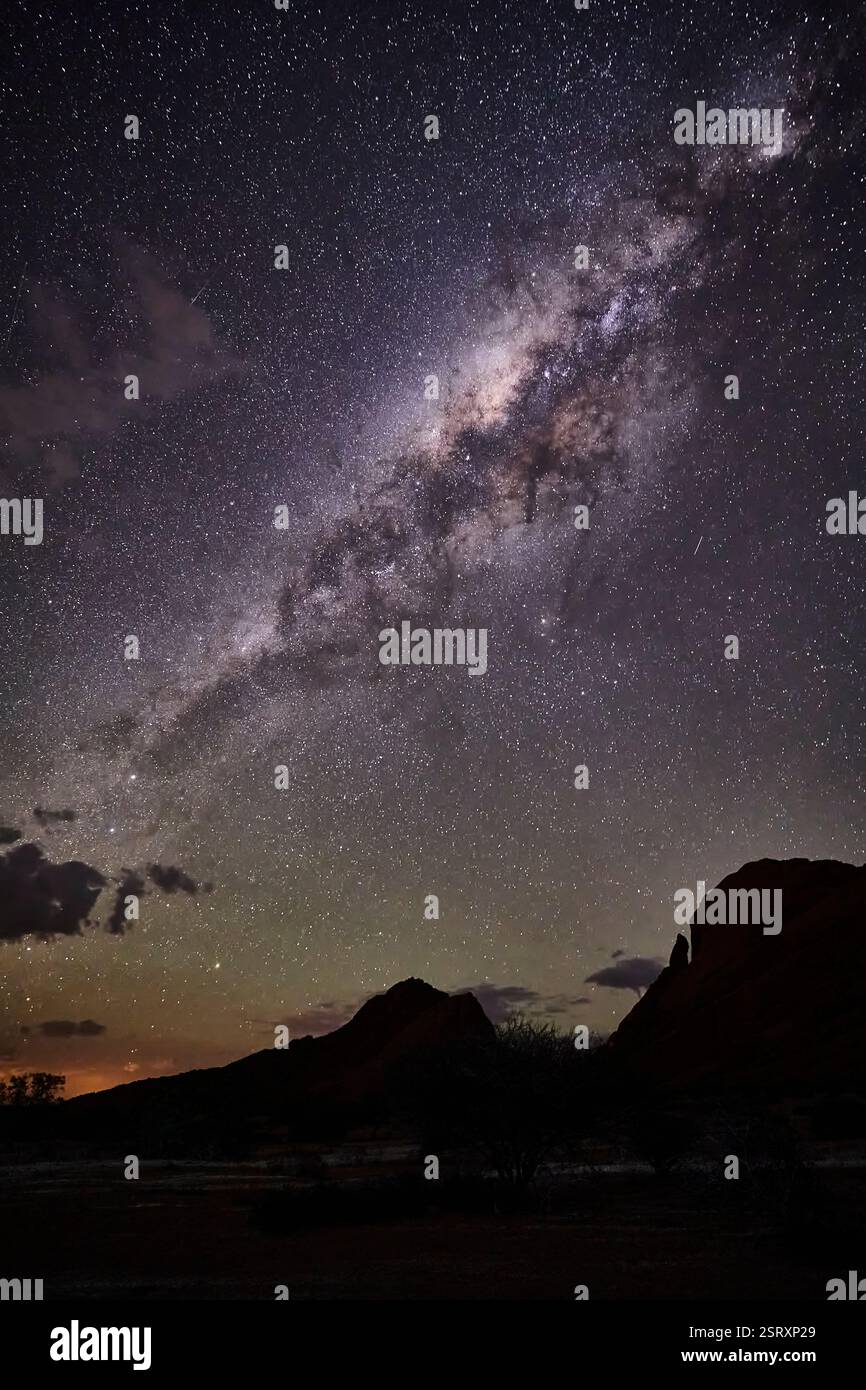 Il nucleo della galassia della via Lattea e molte stelle sopra il Pan di zucchero e le montagne di Spiztkoppe, Namibia, Africa. Foto Stock