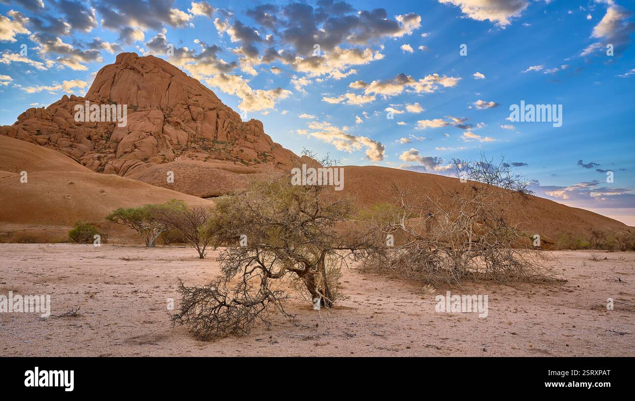 La piccola montagna Spitzkoppe e alcune nuvole dietro l'alba, la Namibia, l'Africa. Foto Stock
