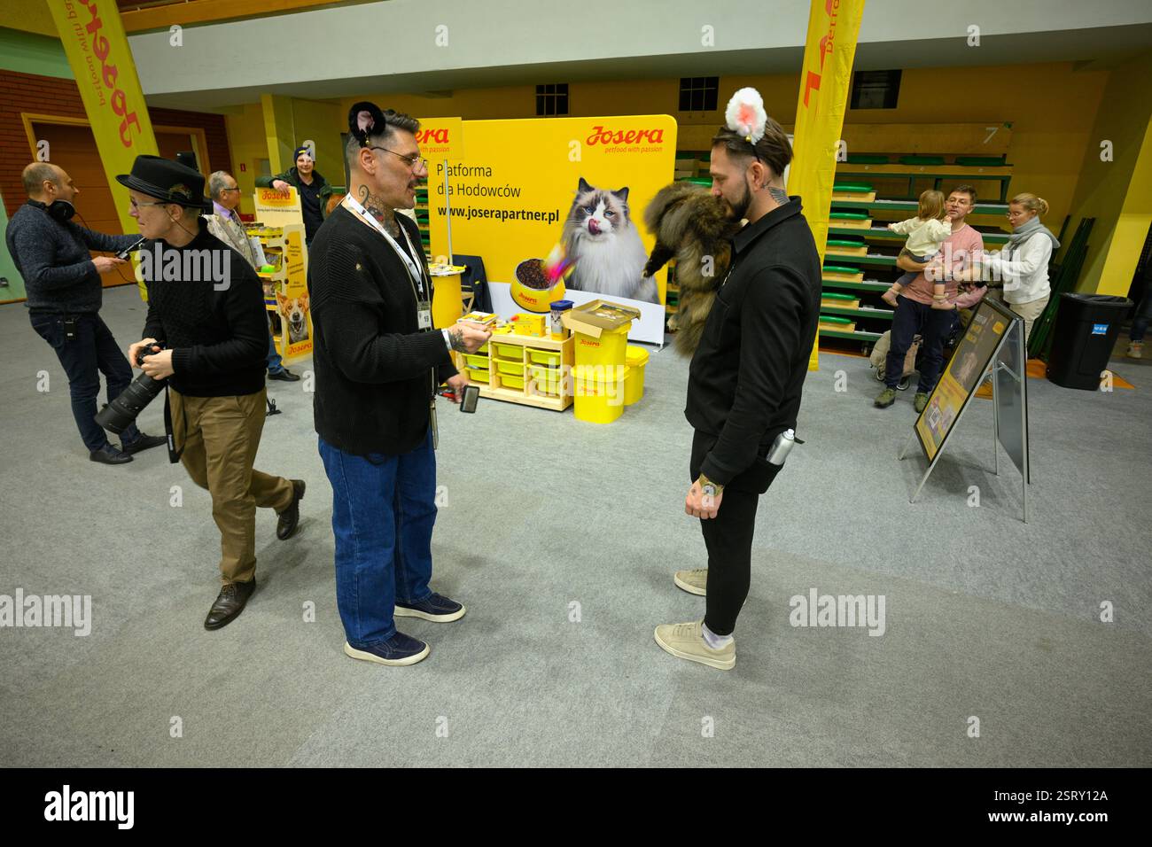 Due partecipanti dalla Grecia attendono il giudizio al Central European Winner Show di Varsavia, Polonia, il 15 febbraio 2025. La competizione annuale i Foto Stock