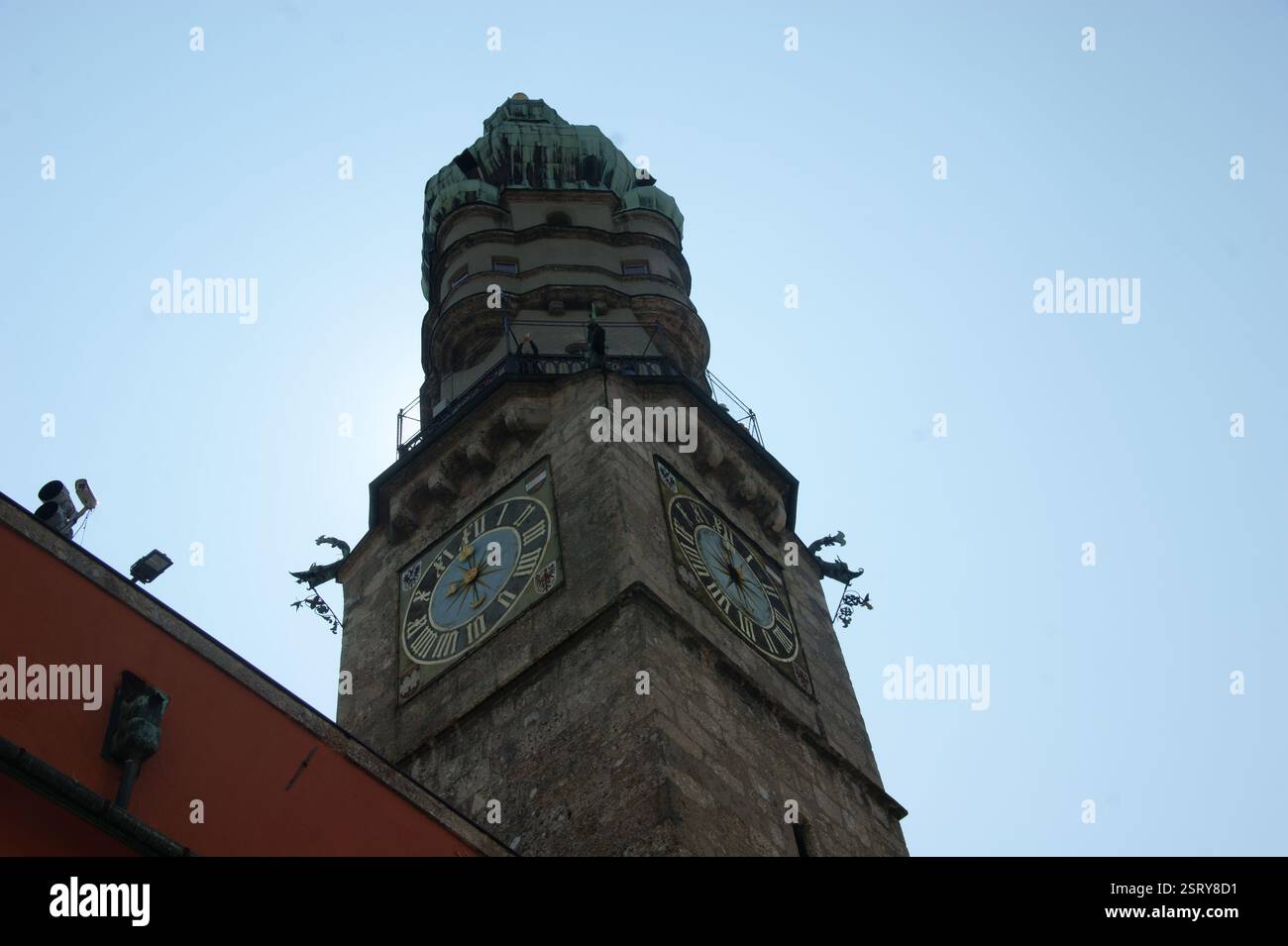 Stadtturm, la torre della città di Innsbruck che contrasta con un cielo limpido e soleggiato Foto Stock