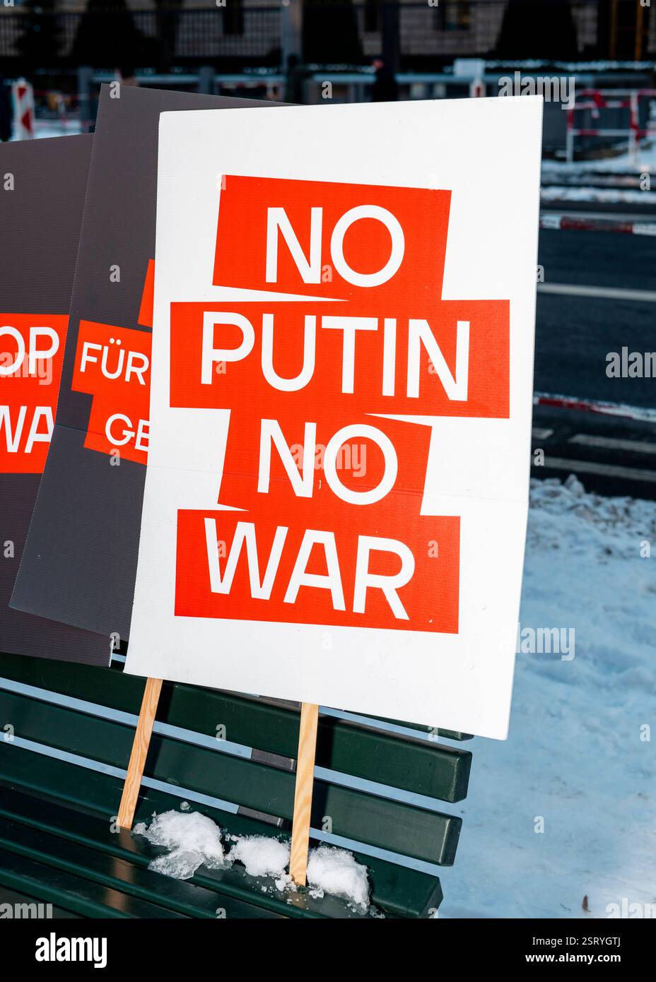 Trauernde kommen zum Gedenken an den Tod von Alexej Nawalny gegenüber der russischen Botschaft a Berlino, am 16.02.2025 BEI einer Gedenkveranstaltung für Alexej Nawalny gegenüber der russischen Botschaft a Berlino steht auf einem Schild NO PUTIN NO WAR. *** I lori si riuniscono per commemorare la morte di Alexei Navalny di fronte all'ambasciata russa a Berlino, il 16 02 2025 Un cartello in un servizio commemorativo per Alexei Navalny di fronte all'ambasciata russa a Berlino legge NO PUTIN NO WAR Copyright: XEVENTPRESSxJeremyxKnowlesx Foto Stock