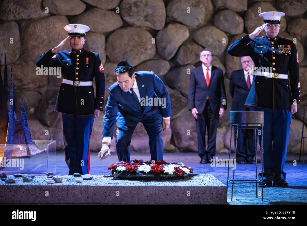 Gerusalemme, Israele. 16 febbraio 2025. U. Il Segretario di Stato Marco Rubio, centro, ha posto una corona durante una cerimonia a Yad Vashem, 16 febbraio 2025, a Gerusalemme, Israele. Crediti: Freddie Everett/US State Department Photo/Alamy Live News Foto Stock