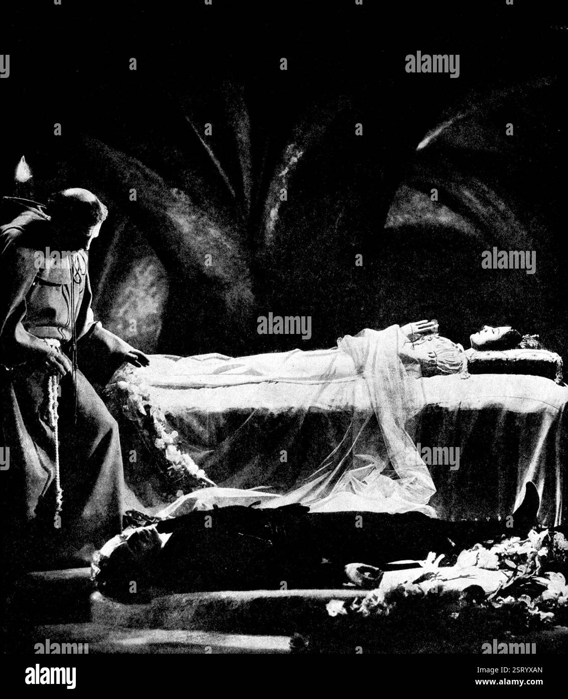 ROMEO E GIULIETTA HENRY KOLKER come Frate Lorenzo, LESLIE HOWARD data: 1936 Foto Stock