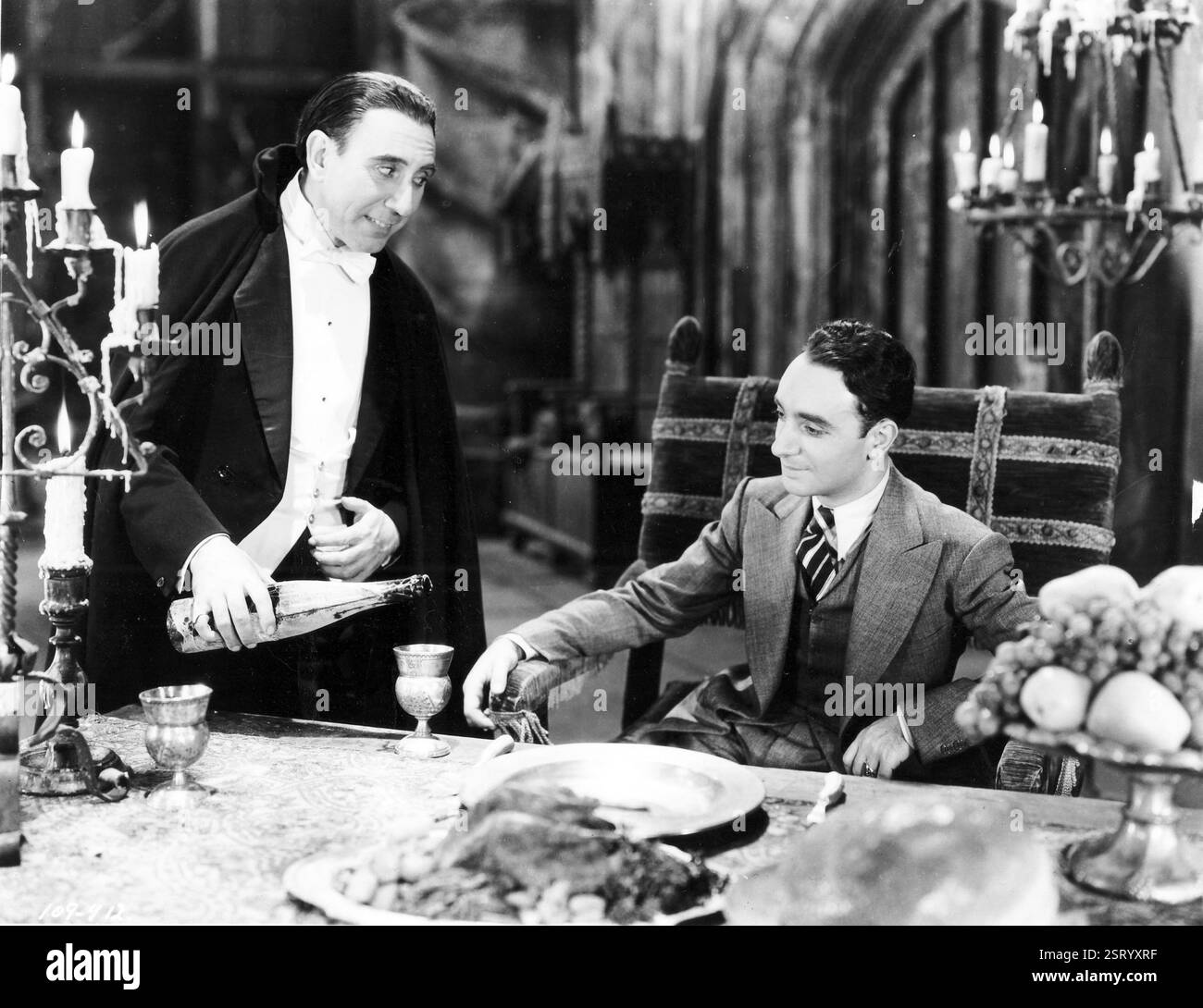 DRACULA [US 1931] regia di George Melford [versione in lingua spagnola girata sullo stesso set e con gli stessi set della versione 1931 di Tod Browning] CARLOS VILLARIAS nel ruolo del Conte Dracula, PABLO ALVAREZ RUBIO nel ruolo di Renfield [?] DRACULA [US 1931] regia di George Melford [versione in lingua spagnola girata sullo stesso set e con gli stessi set della versione 1931 di Tod Browning] CARLOS VILLARIAS nel ruolo del Conte Dracula, PABLO ALVAREZ RUBIO nel ruolo di Renfield [?] Data: 1931 Foto Stock
