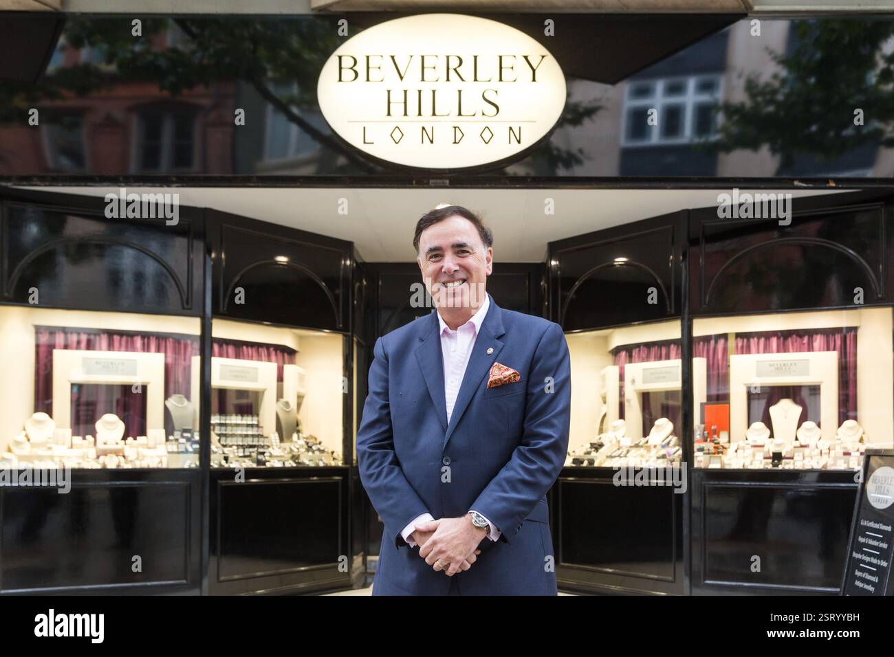 Man si trova di fronte alla gioielleria Beverley Hills di Londra. Probabile proprietario o rappresentante di un'azienda. London Hatton Garden Foto Stock