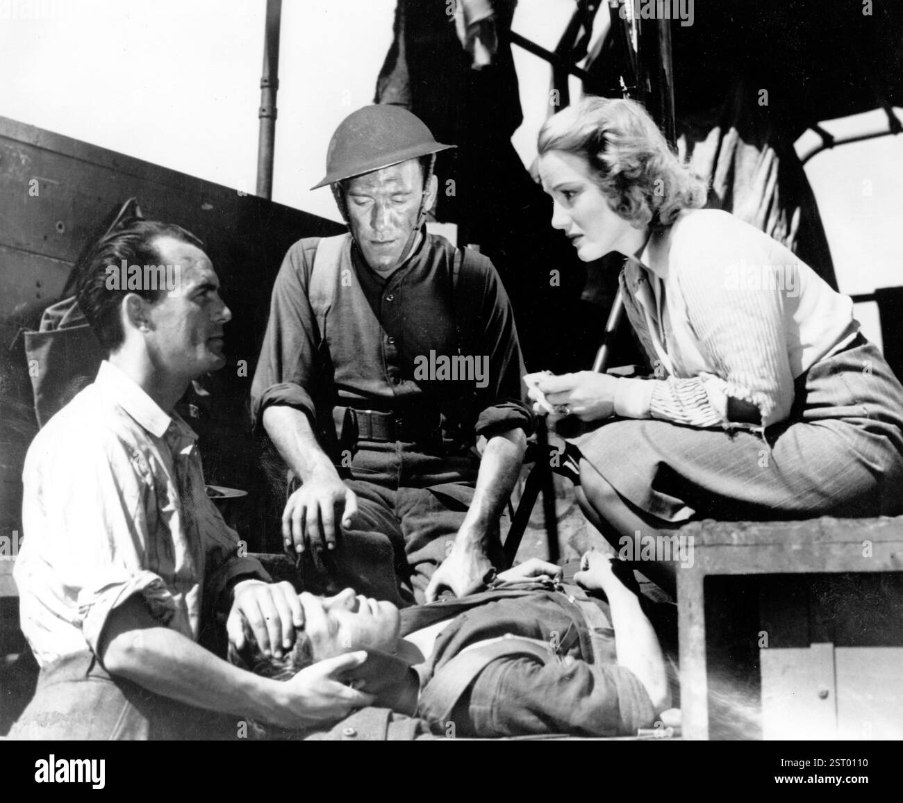 IL CAPOSQUADRA SI RECÒ IN FRANCIA: CLIFFORD EVANS, TOMMY TRINDER, CONSTANCE CUMMINGS CON GORDON JACKSON IN BARELLA data: 1942 Foto Stock
