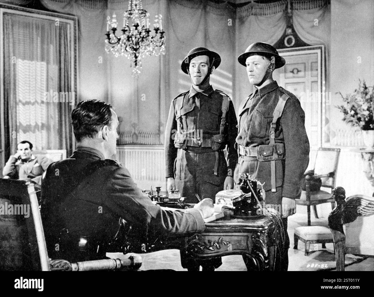 IL CAPOSQUADRA È ANDATO IN FRANCIA CLIFFORD EVANS, JOHN WILLIAMS, TOMMY TRINDER, GORDON JACKSON data: 1942 Foto Stock