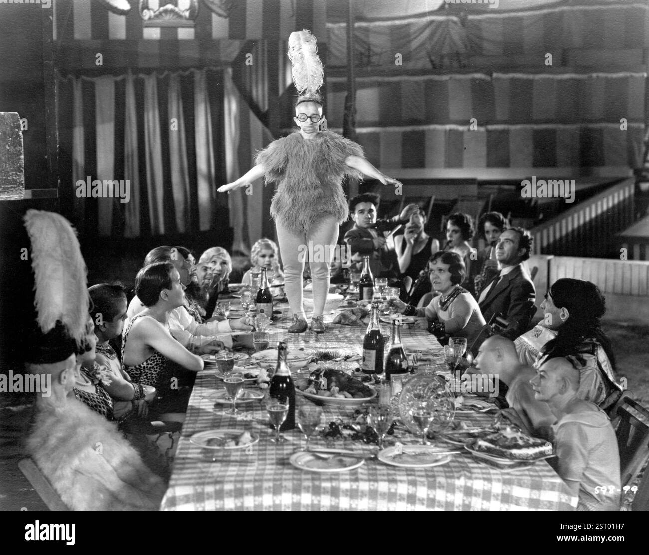 FREAKS KOO KOO LA CATTIVA RAGAZZA che balla sul tavolo data: 1932 Foto Stock