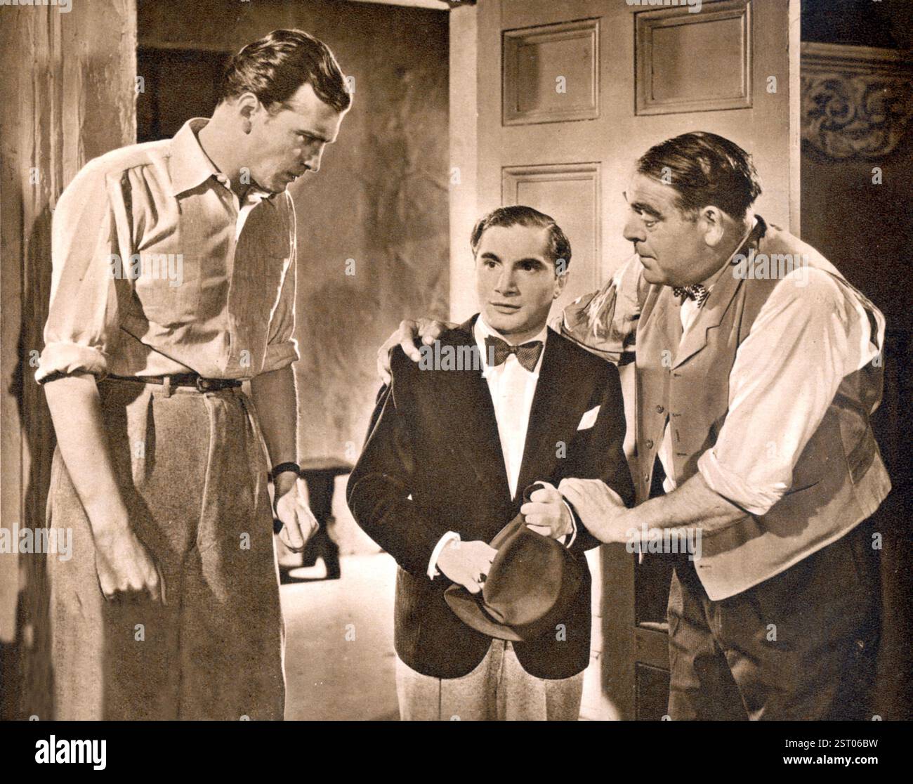 LA MIA CANZONE VA IN GIRO PER IL MONDO [BR 1934] da sinistra - JOHN LODER come migliore amico del cantante, JOSEPH SCHMIDT come cantante, sfortunato in amore, JACK BARTY come manager del cantante. (Facendo il suo debutto sul grande schermo britannico in questo film JOSEPH SCHMIDT (1904-1942), il tenore rumeno, a volte conosciuto come il cantante tascabile, era alto circa due centimetri.) LA MIA CANZONE VA IN GIRO PER IL MONDO [BR 1934] da sinistra - JOHN LODER come migliore amico del cantante, JOSEPH SCHMIDT come cantante, sfortunato in amore, JACK BARTY come manager del cantante. (Facendo il suo debutto sul grande schermo britannico in questo film JOSEPH SCHMIDT (1904-1942), The R Foto Stock