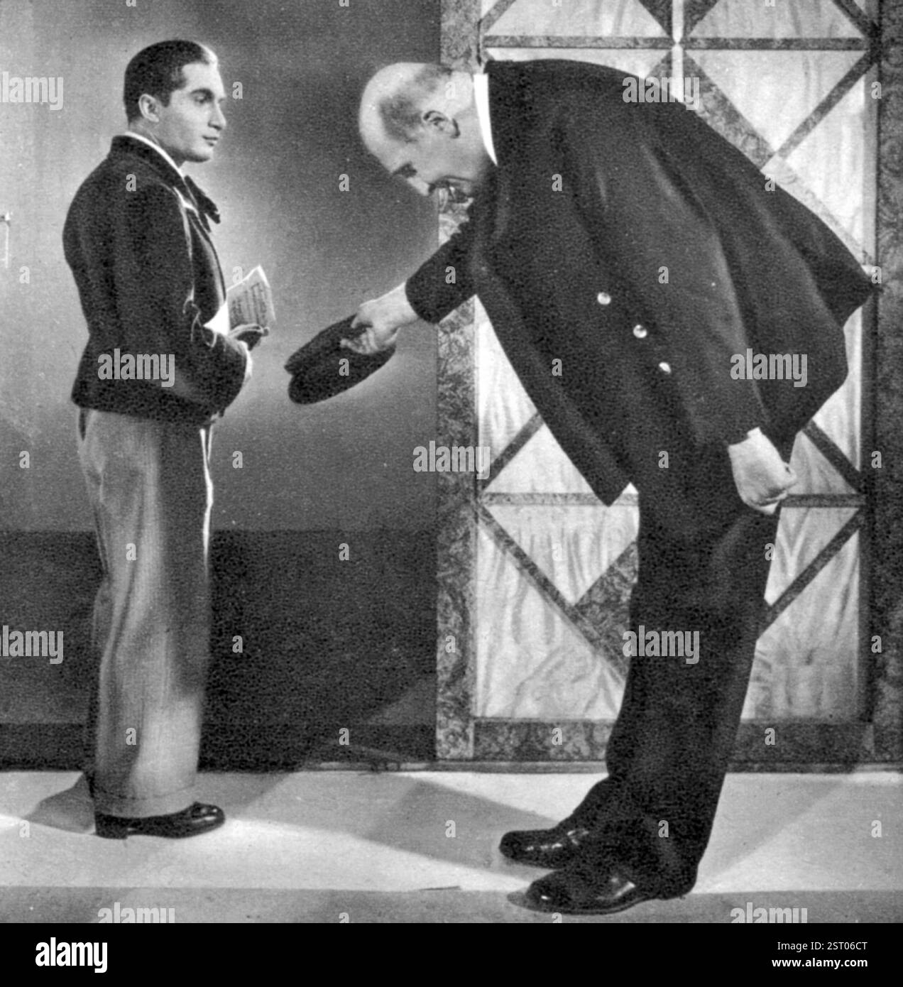 LA MIA CANZONE GIRA INTORNO AL MONDO JOSEPH SCHMIDT (a sinistra) come il cantante, sfortunato in amore. (Facendo il suo debutto sul grande schermo britannico in questo film JOSEPH SCHMIDT (1904-1942), il tenore rumeno, a volte conosciuto come il cantante tascabile, era alto circa due centimetri). LA MIA CANZONE GIRA INTORNO AL MONDO JOSEPH SCHMIDT (a sinistra) come il cantante, sfortunato in amore. (Facendo il suo debutto sul grande schermo britannico in questo film JOSEPH SCHMIDT (1904-1942), The R data: 1934 Foto Stock