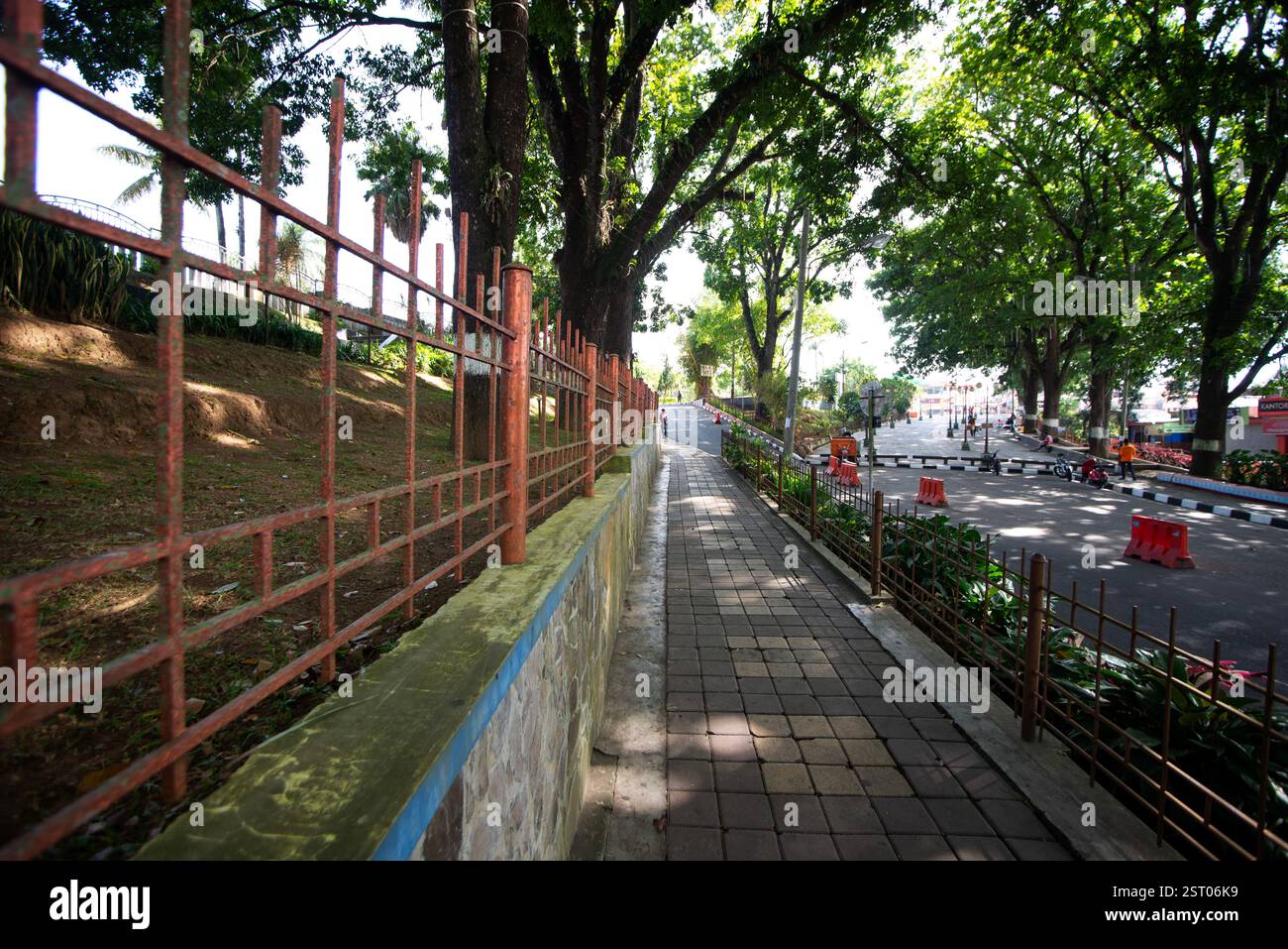 Il percorso pedonale intorno a Jam Gadang Bukit Tinggi, West Sumatera Foto Stock