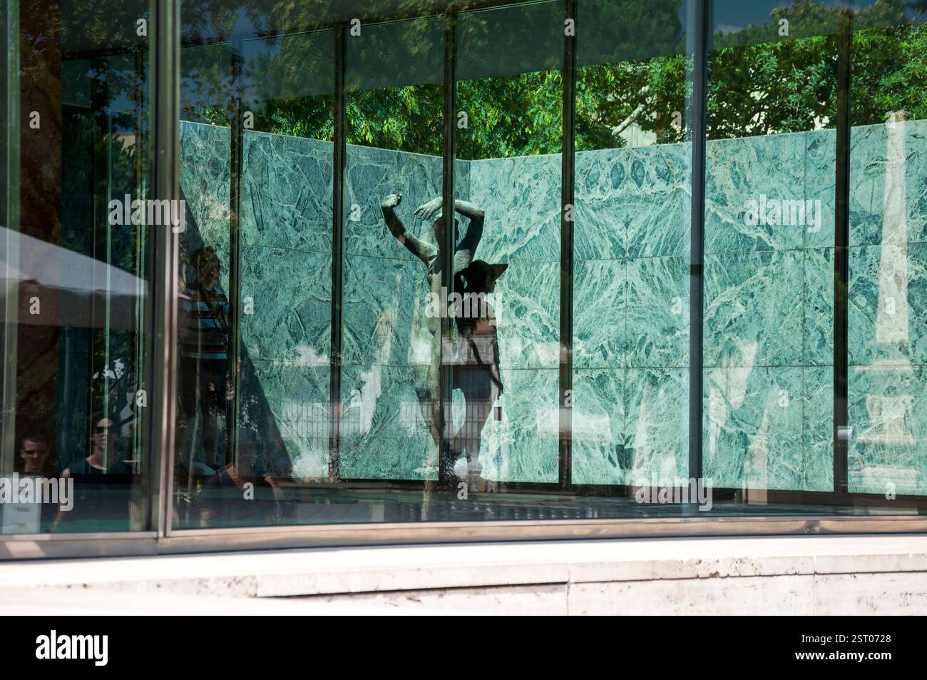 Pareti in marmo e granito nel Padiglione Mies van der Rohe con Alba, scultura di Georg Kolbe, a Barcellona, Sants Montjuic District, Spagna Foto Stock