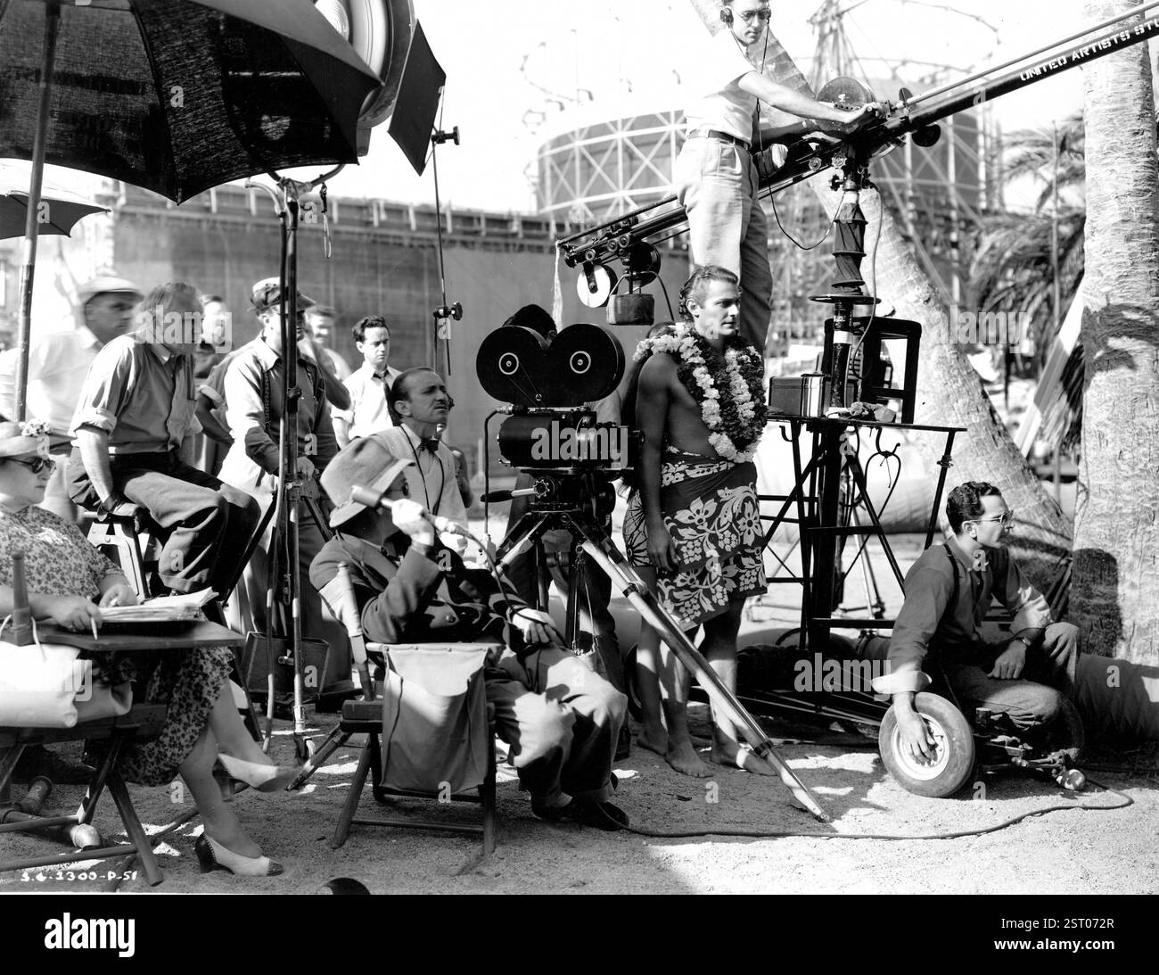 L'uragano ci [1937] Direttore John Ford [center, faccia parzialmente oscurata da un microfono], cineasta BERT GLENNON [center, indossando il filtro bow tie], JON HALL data: 1937 Foto Stock