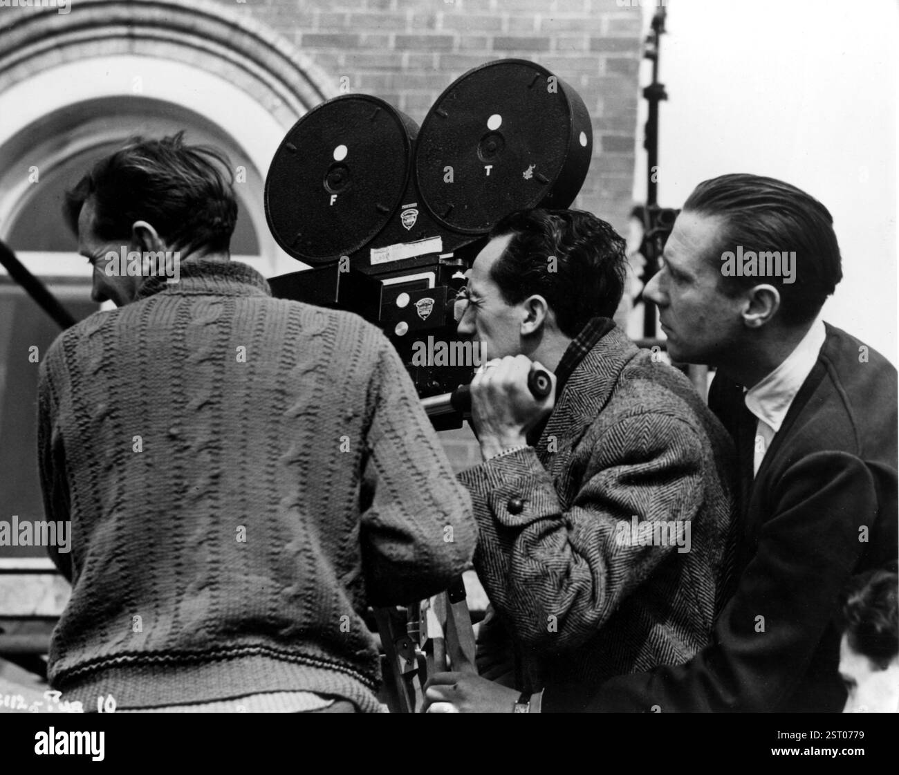 Strano uomo OUT [BR 1947] cineasta Robert Krasker [center], Direttore CAROL REED [destra] Data: 1947 Foto Stock