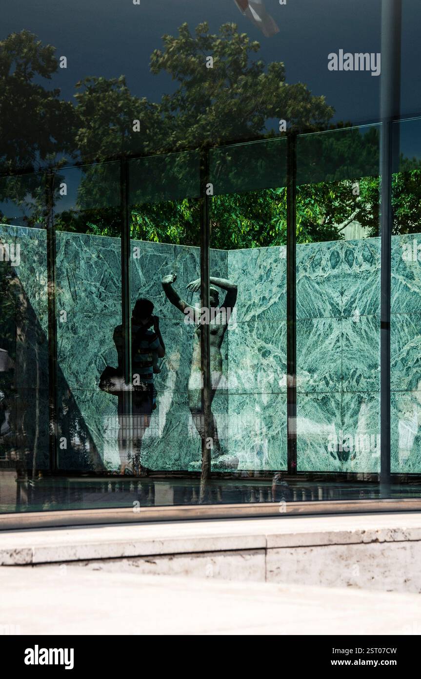 Pareti in marmo e granito nel Padiglione Mies van der Rohe con Alba, scultura di Georg Kolbe, a Barcellona, Sants Montjuic District, Spagna Foto Stock