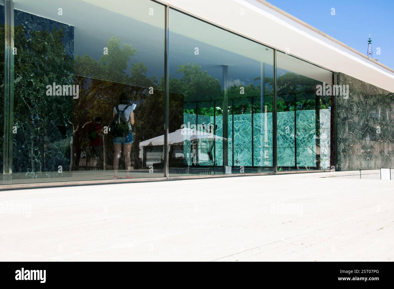 Pareti in marmo e granito nel Padiglione Mies van der Rohe con Alba, scultura di Georg Kolbe, a Barcellona, Sants Montjuic District, Spagna Foto Stock