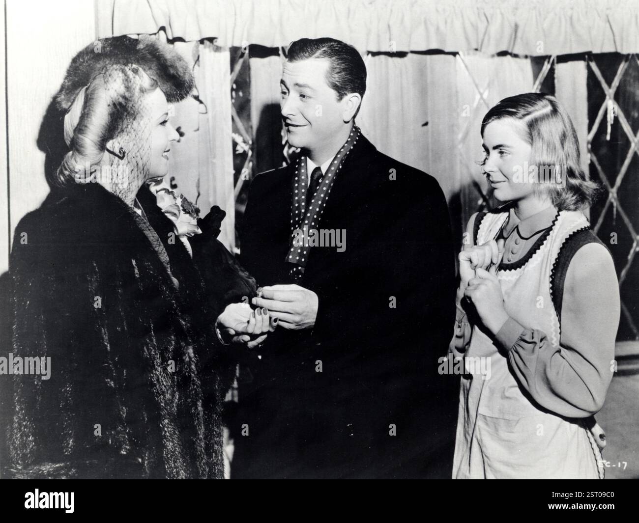 ENCHANTED COTTAGE [US 1945] SPRING BYINGTON, ROBERT YOUNG, DOROTHY MAGUIRE data: 1945 Foto Stock