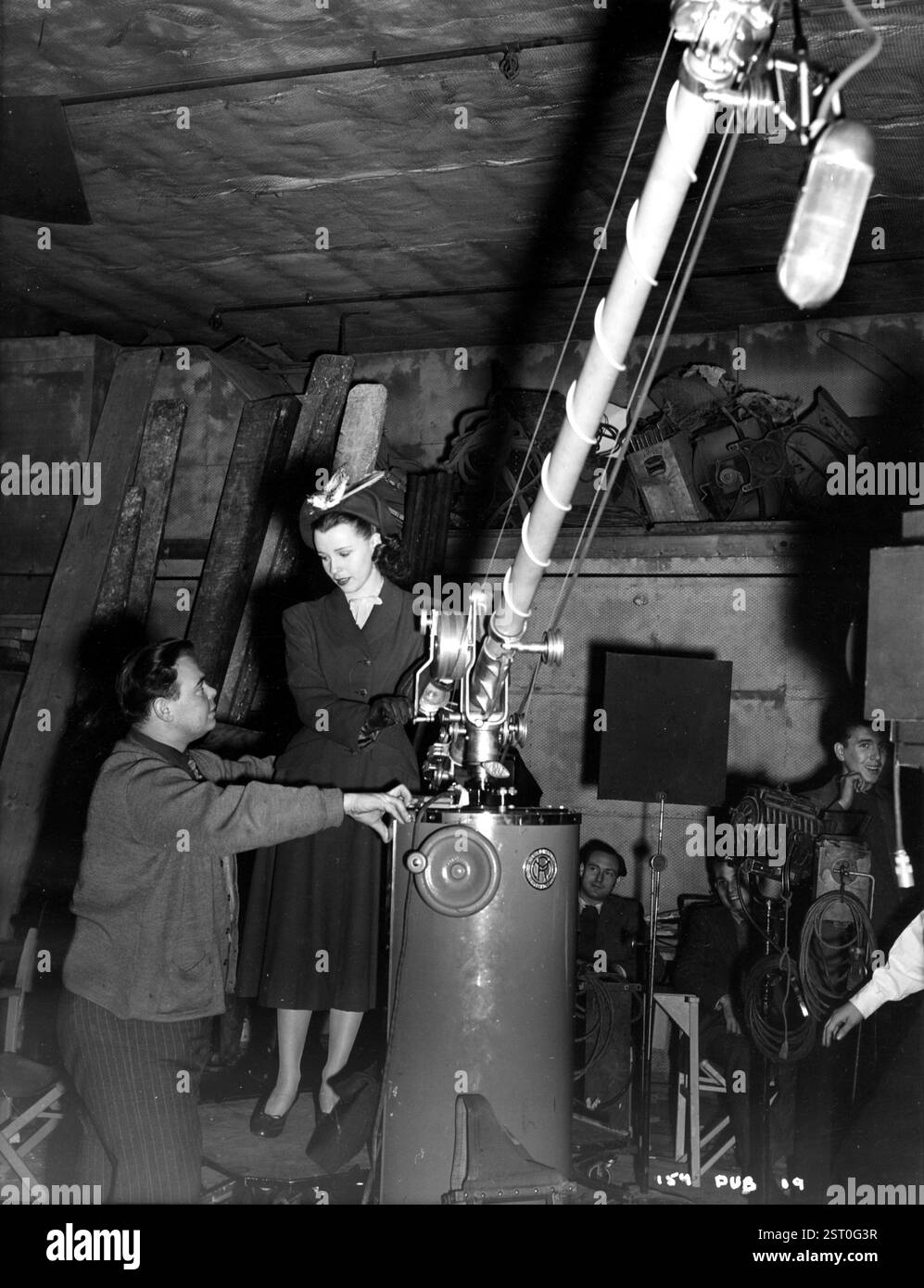 LA DEA CIECA [BR 1948] CLAIRE BLOOM, al suo primo giorno di lavoro agli Islington Studios, dove ha il suo primo ruolo cinematografico, con l'operatore del boom ERIC REED data: 1948 Foto Stock