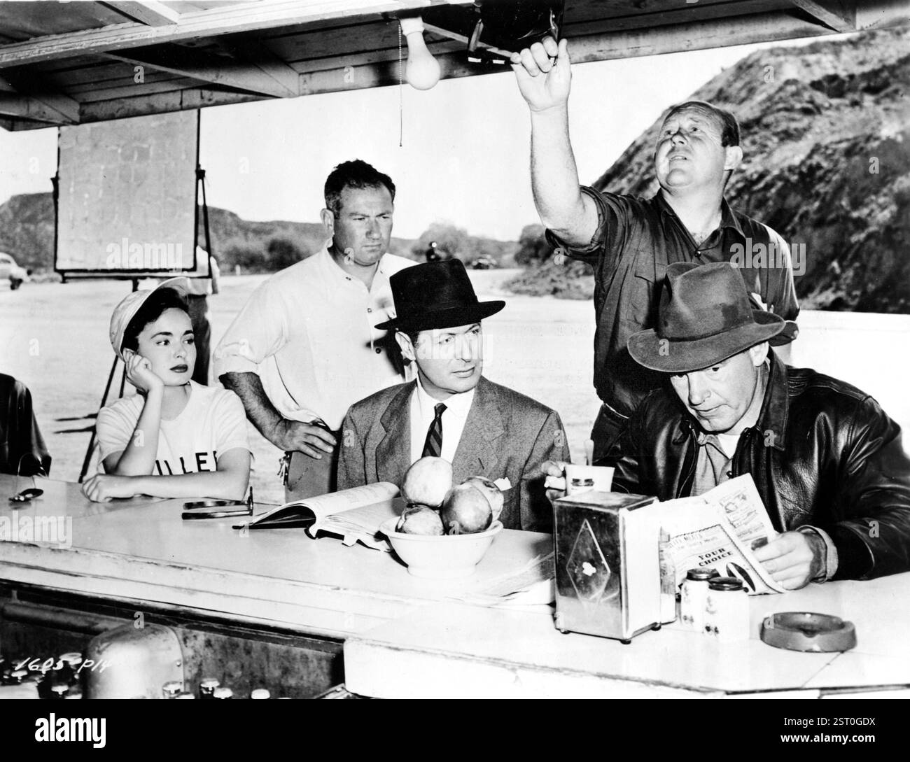 ANCORA UNA VOLTA, MY DARLING [US 1949] [front L-R] ANN BLYTH, ROBERT MONTGOMERY, che ha anche co-diretto RAY TEAL, in una postazione di hamburger sulla Highway 91, vicino a Las Vegas, mentre un ingegnere del suono regola il microfono data: 1949 Foto Stock