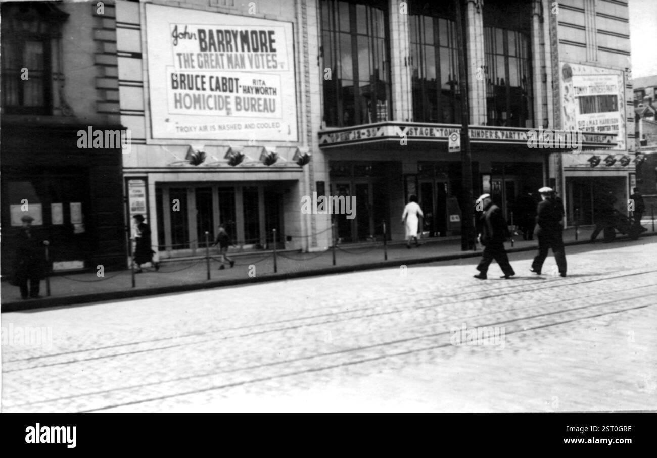 IL CINEMA TROXY [c. 1939] l'esterno del cinema con pubblicità per "The Great Man Votes" (1939), con John Barrymore, e "Homicide Bureau" (1939), con Bruce Cabot e Rita Hayworth data: 1939 Foto Stock