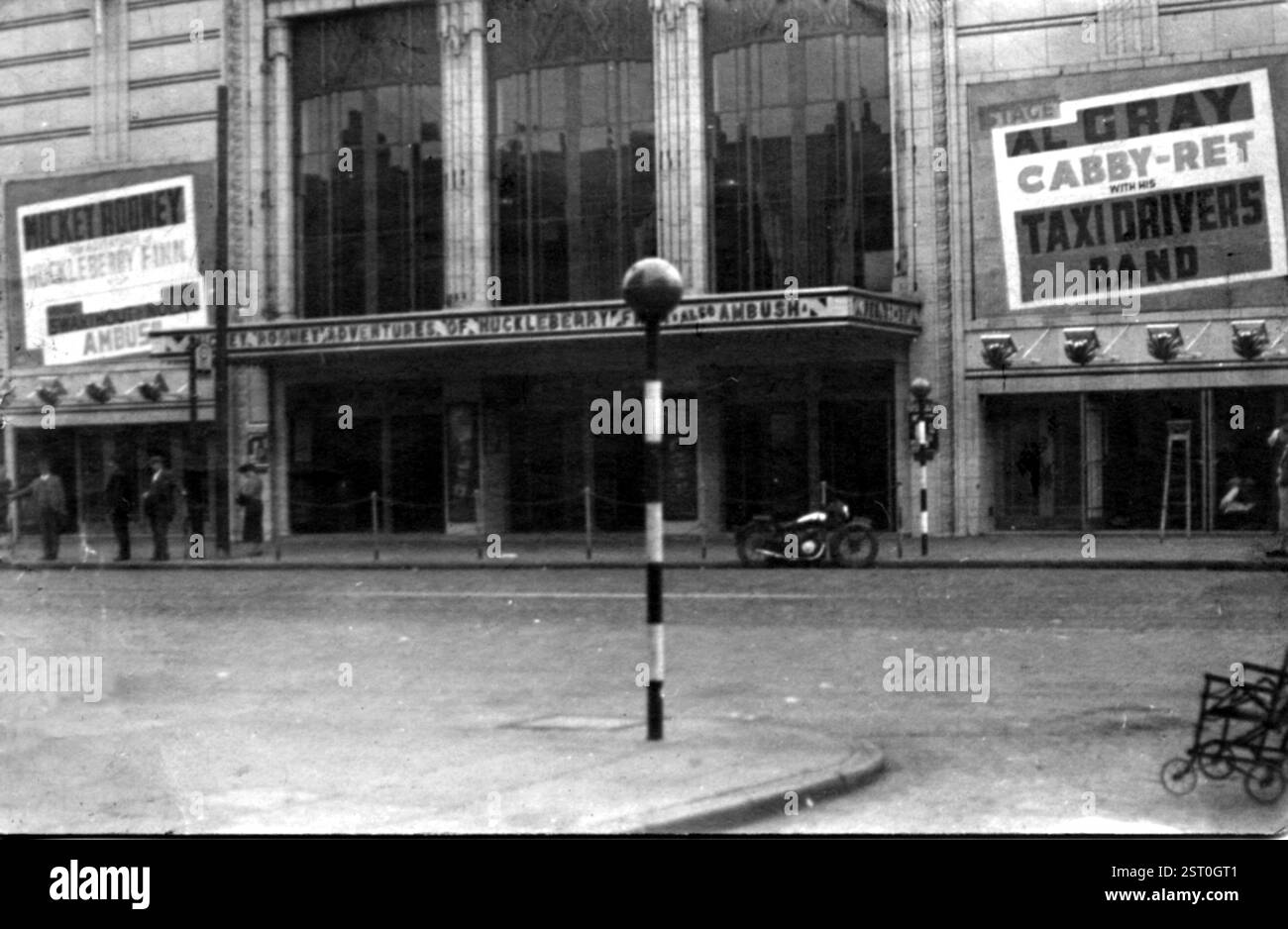 THE TROXY CINEMA [c. 1939] esterno del cinema con pubblicità per "le avventure di Huckleberry Finn" (1939) data: 1939 Foto Stock