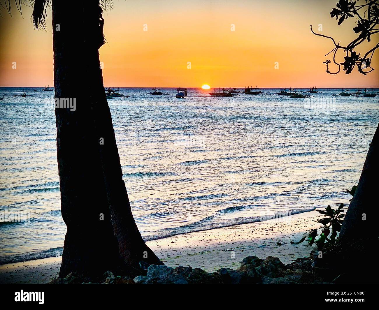 vista del tramonto sulla spiaggia - Immagine stock catturata con smartphone