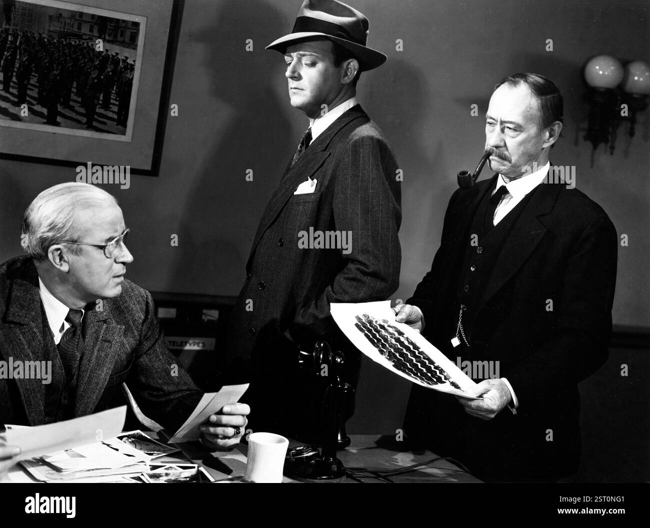 NIGHT EDITOR [US 1946] ALIAS THE TRESPASSER [BR TITLE] [L-R] HARRY SHANNON, WILLIAM GARGAN, PAUL E. BURNS data: 1946 Foto Stock