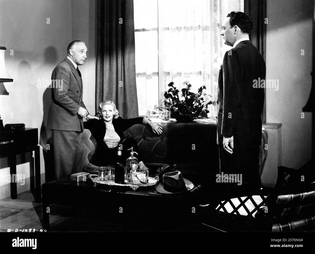 NIGHT EDITOR [US 1946] ALIAS THE TRESPASSER [BR TITLE] [L-R] HARRY SHANNON, WILLIAM GARGAN, PAUL E. BURNS data: 1946 Foto Stock