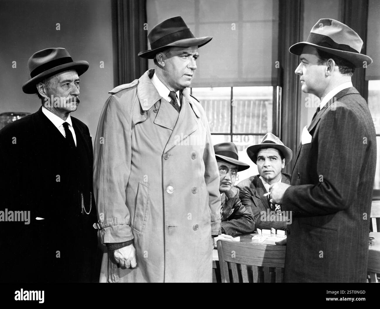 NIGHT EDITOR [US 1946] ALIAS THE TRESPASSER [BR TITLE] [L-R] PAUL E. BURNS, HARRY SHANNON, [?] ROBERT EMMETT KEANE, ANTHONY CARUSO, WILLIAM GARGAN data: 1946 Foto Stock
