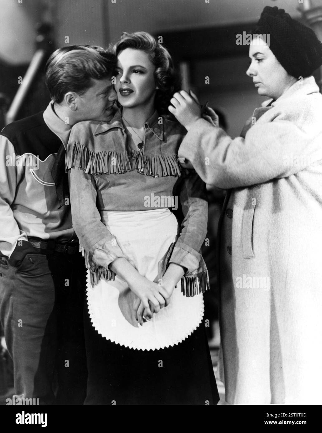 RAGAZZA PAZZA [US 1943] MICKEY ROONEY, JUDY GARLAND, PARRUCCHIERE BETTY LEE data: 1943 Foto Stock