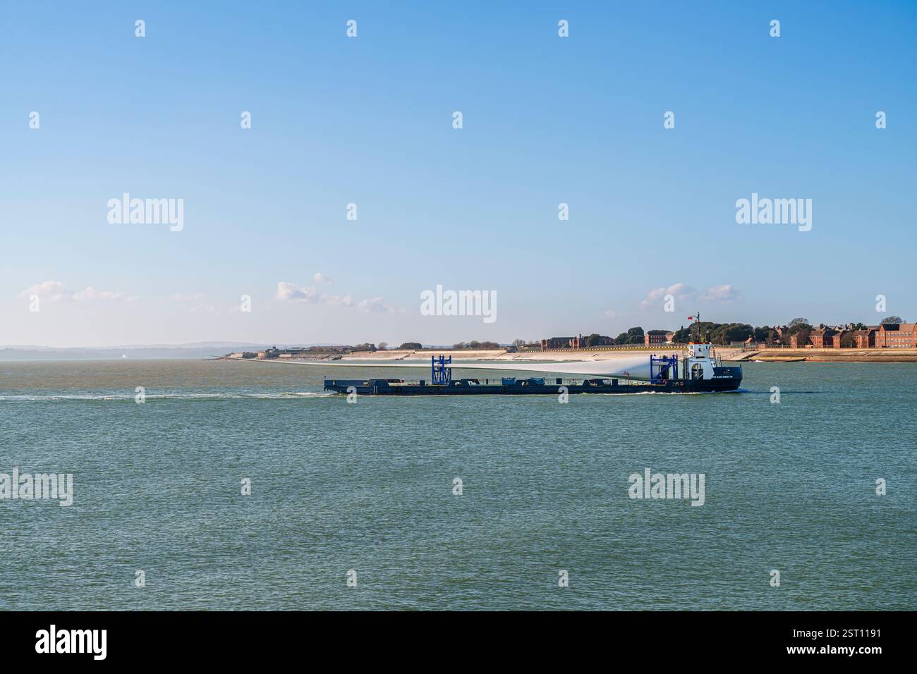 La nave da carico MTB Blade Runner passa due volte Gosport trasportando una pala di turbina eolica dall'Isola di Wight allo stabilimento Vestas nel porto di Portsmouth Foto Stock